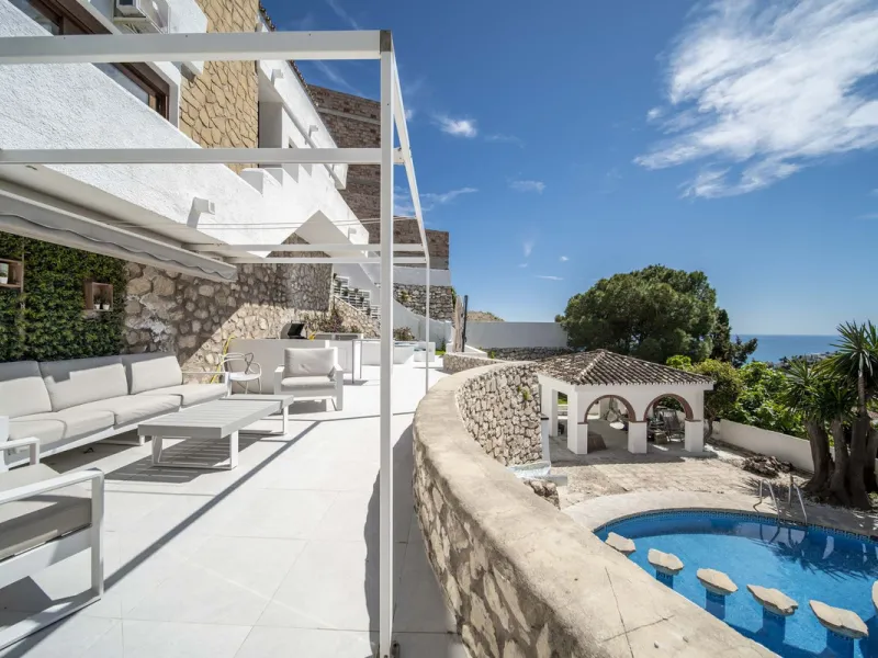 House - Detached Villa в продаже в Benalmadena, Málaga. В доме 5 спален и 4 ванных комнат. Площадь дома 364 м². Площадь участка 648 м²
