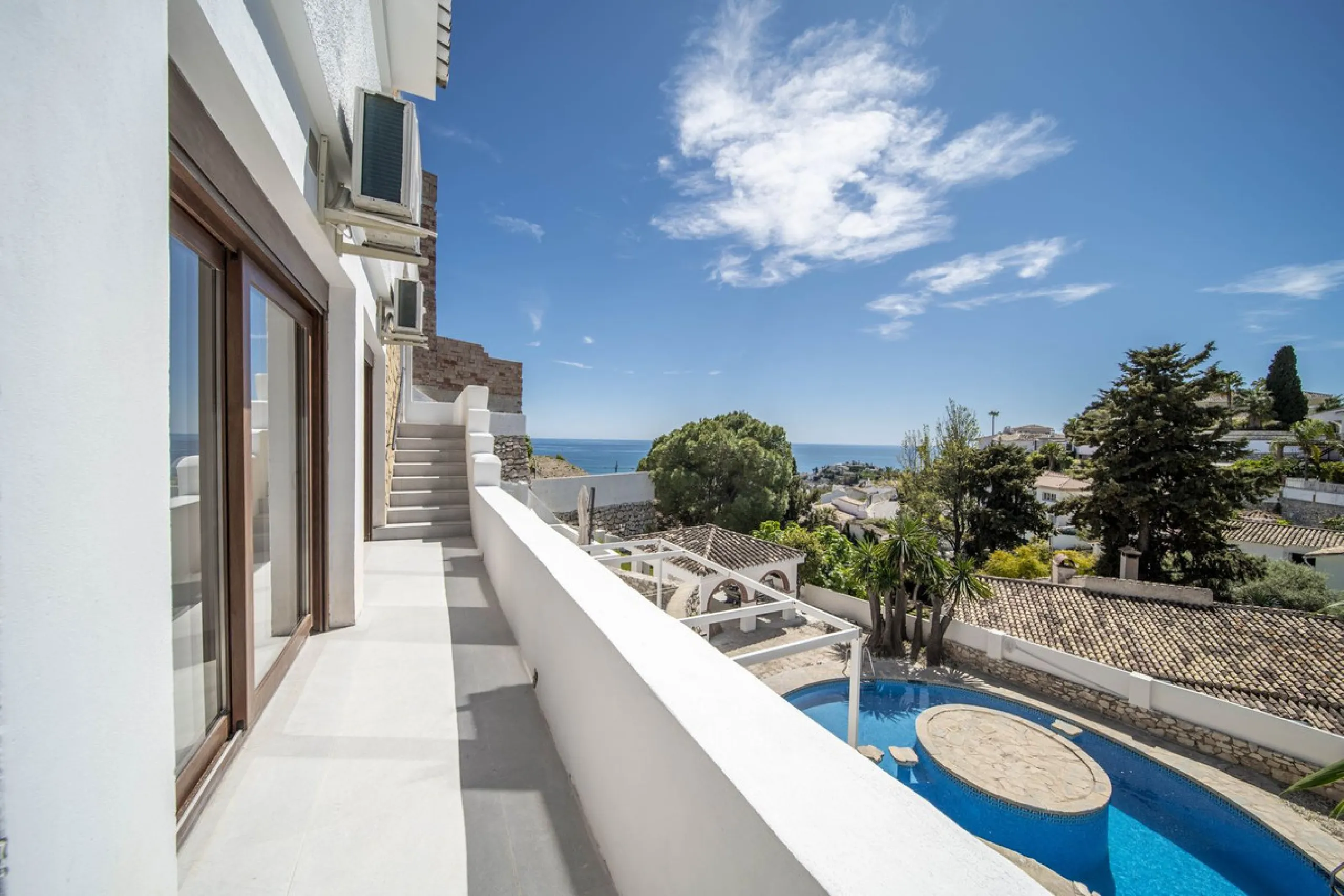 House - Detached Villa в продаже в Benalmadena, Málaga. В доме 5 спален и 4 ванных комнат. Площадь дома 364 м². Площадь участка 648 м²
