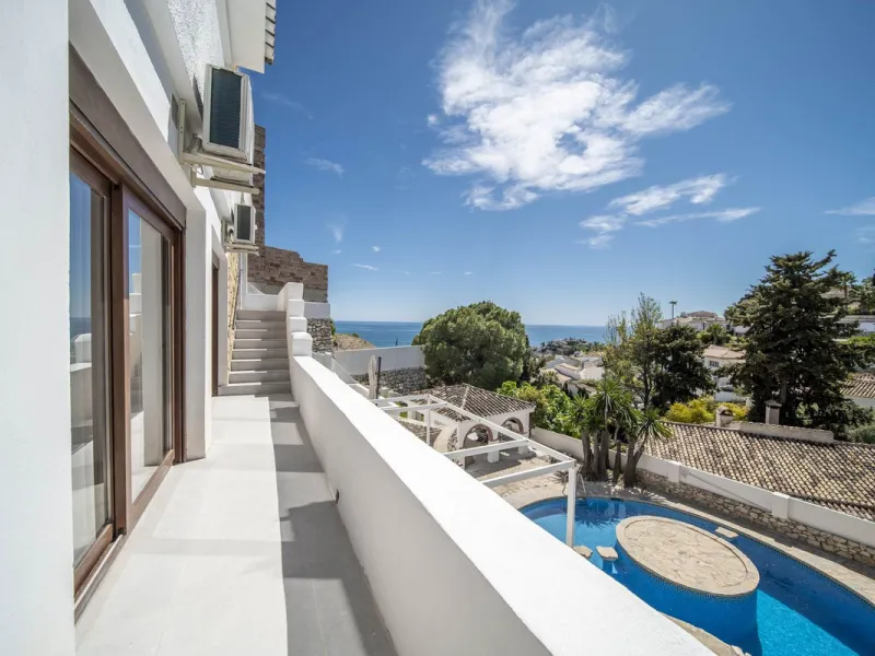 House - Detached Villa в продаже в Benalmadena, Málaga. В доме 5 спален и 4 ванных комнат. Площадь дома 364 м². Площадь участка 648 м²