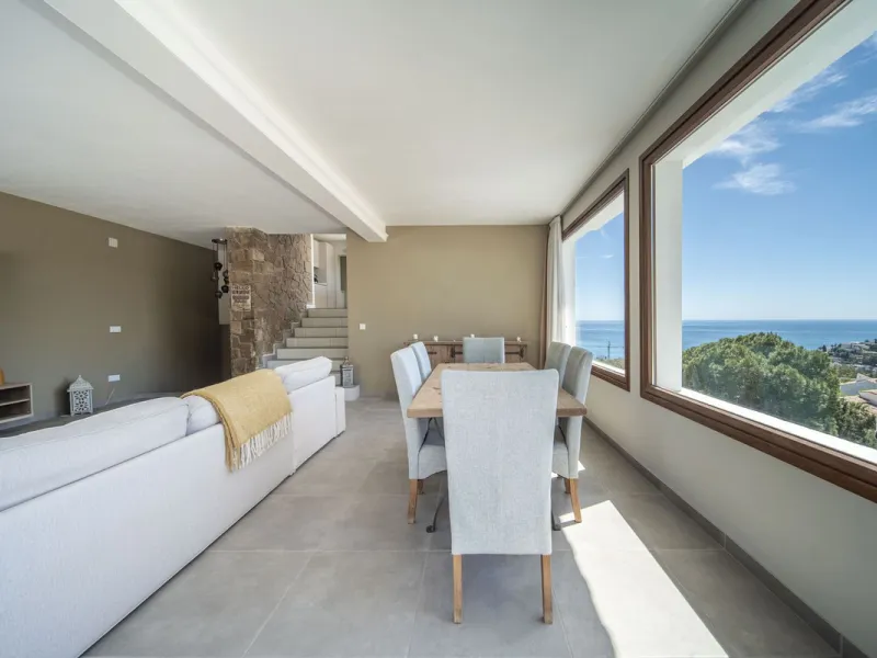 House - Detached Villa в продаже в Benalmadena, Málaga. В доме 5 спален и 4 ванных комнат. Площадь дома 364 м². Площадь участка 648 м²