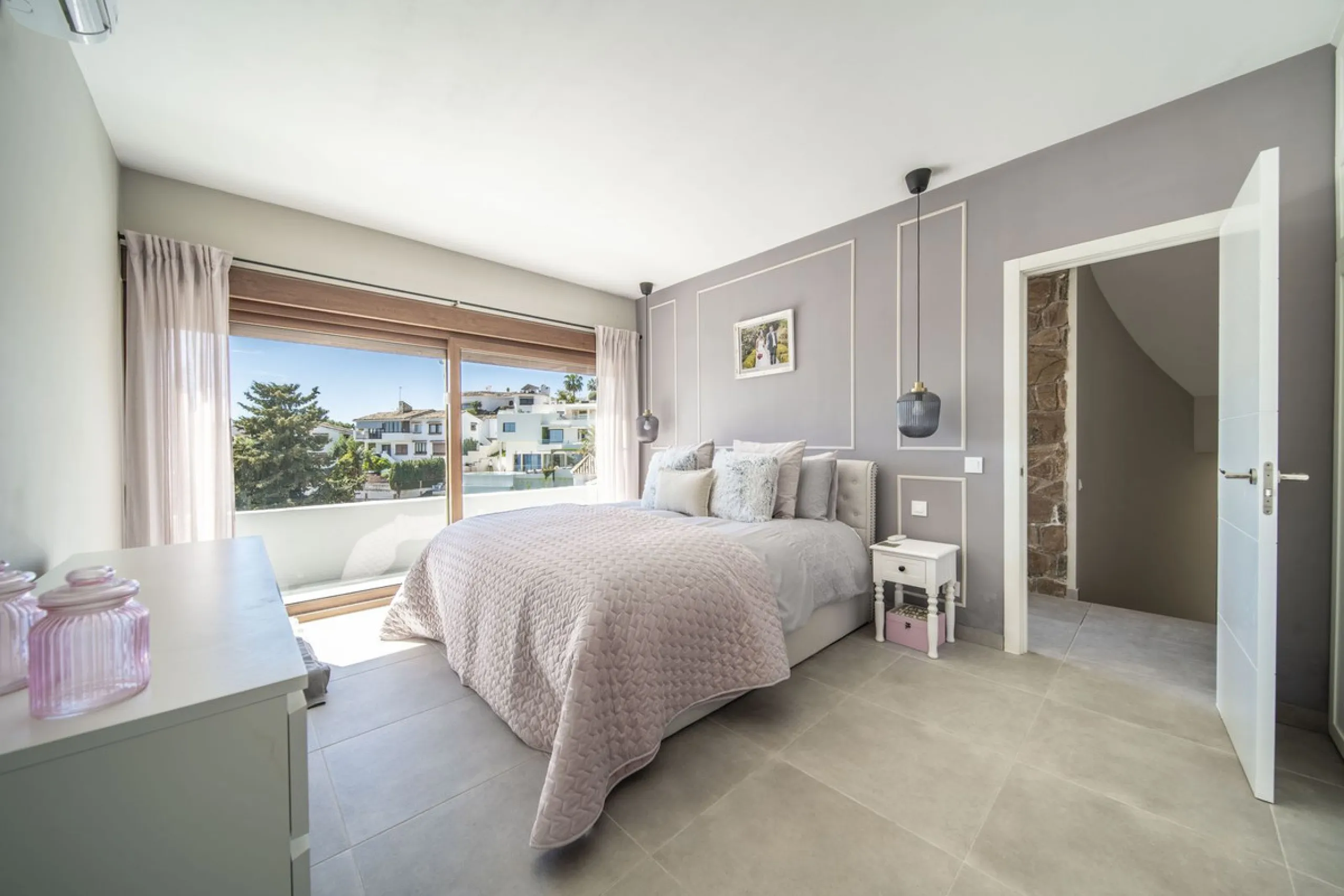 House - Detached Villa в продаже в Benalmadena, Málaga. В доме 5 спален и 4 ванных комнат. Площадь дома 364 м². Площадь участка 648 м²