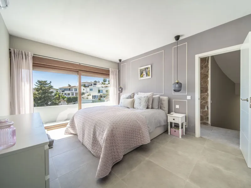 House - Detached Villa в продаже в Benalmadena, Málaga. В доме 5 спален и 4 ванных комнат. Площадь дома 364 м². Площадь участка 648 м²
