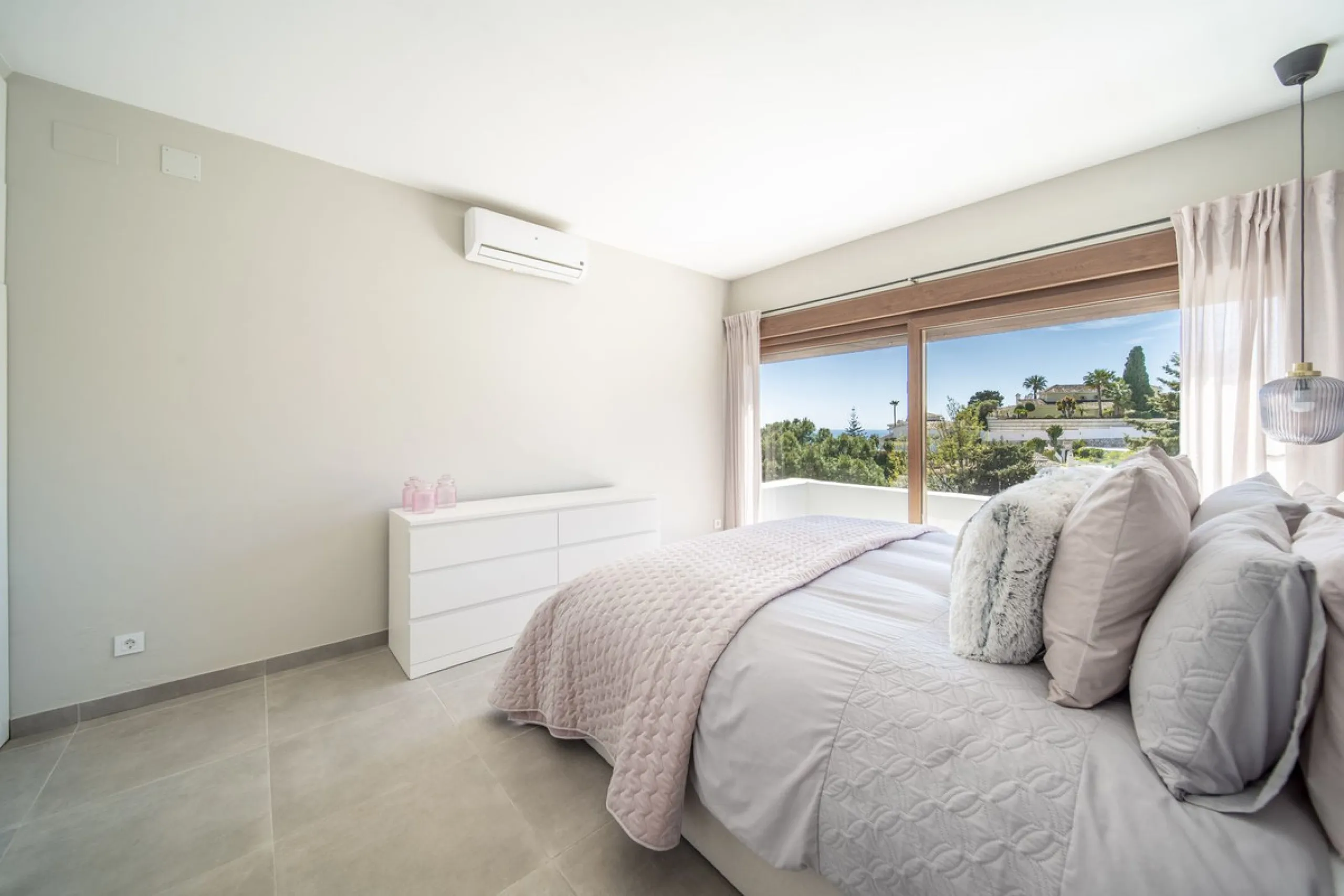 House - Detached Villa в продаже в Benalmadena, Málaga. В доме 5 спален и 4 ванных комнат. Площадь дома 364 м². Площадь участка 648 м²