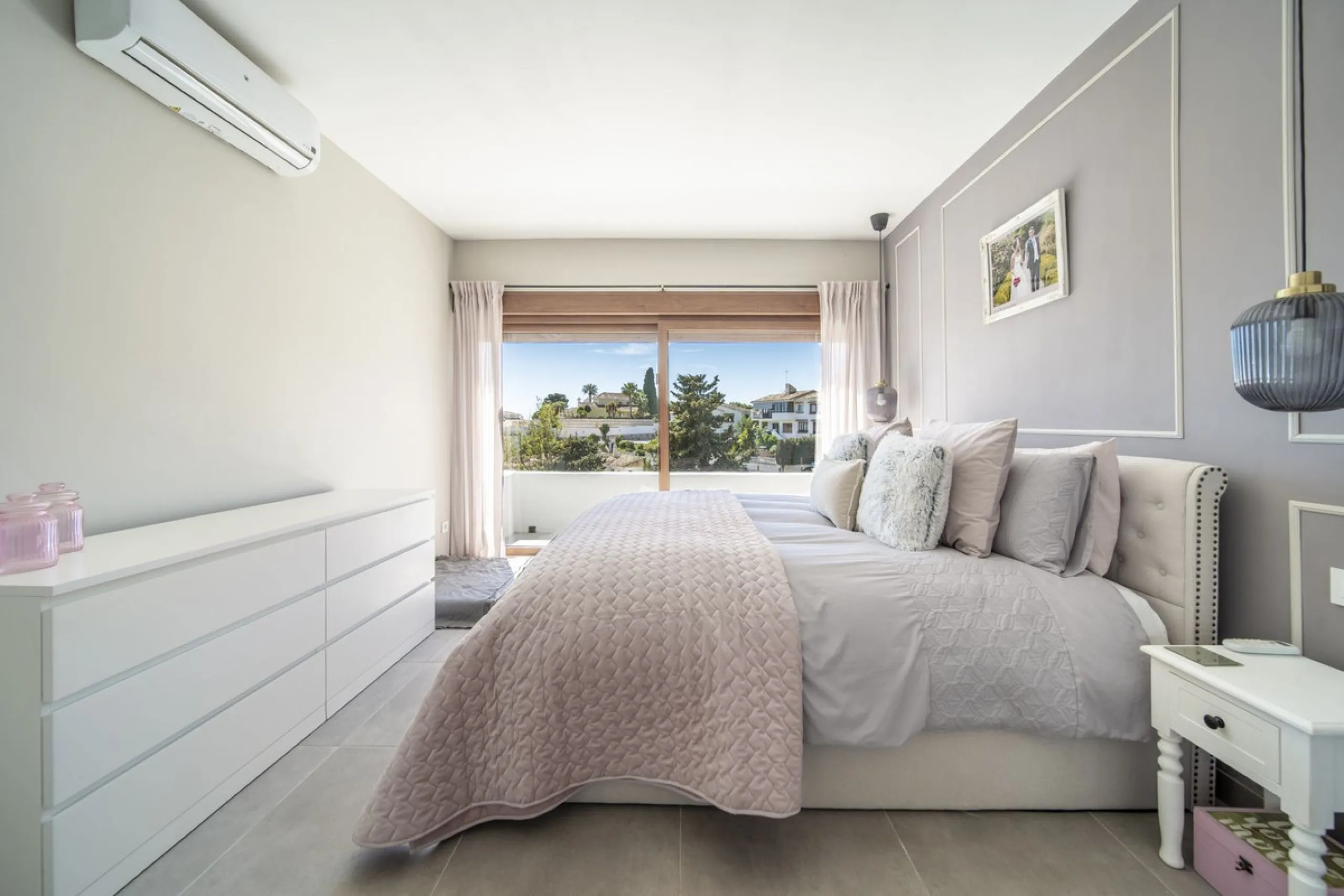 House - Detached Villa в продаже в Benalmadena, Málaga. В доме 5 спален и 4 ванных комнат. Площадь дома 364 м². Площадь участка 648 м²