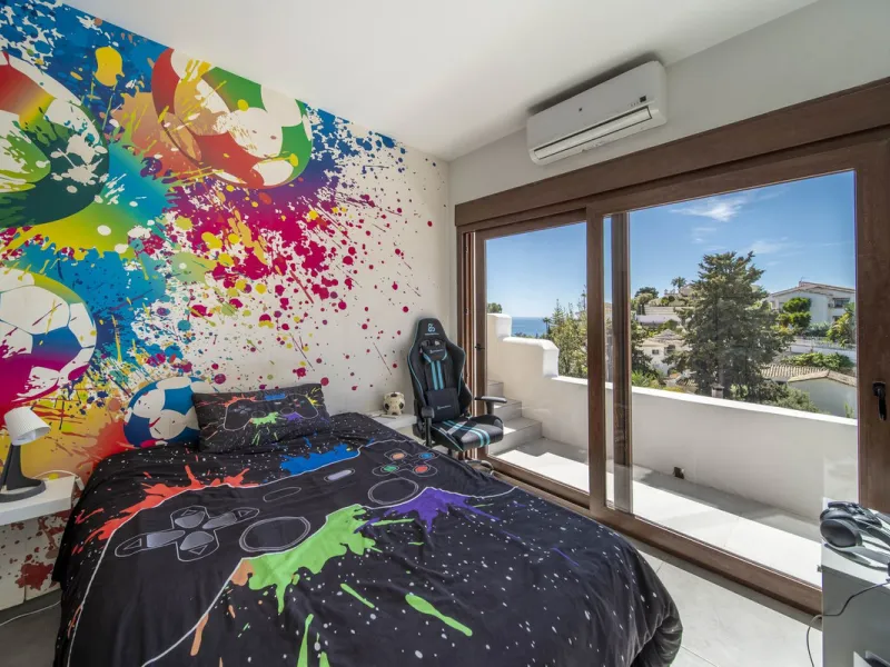 House - Detached Villa в продаже в Benalmadena, Málaga. В доме 5 спален и 4 ванных комнат. Площадь дома 364 м². Площадь участка 648 м²