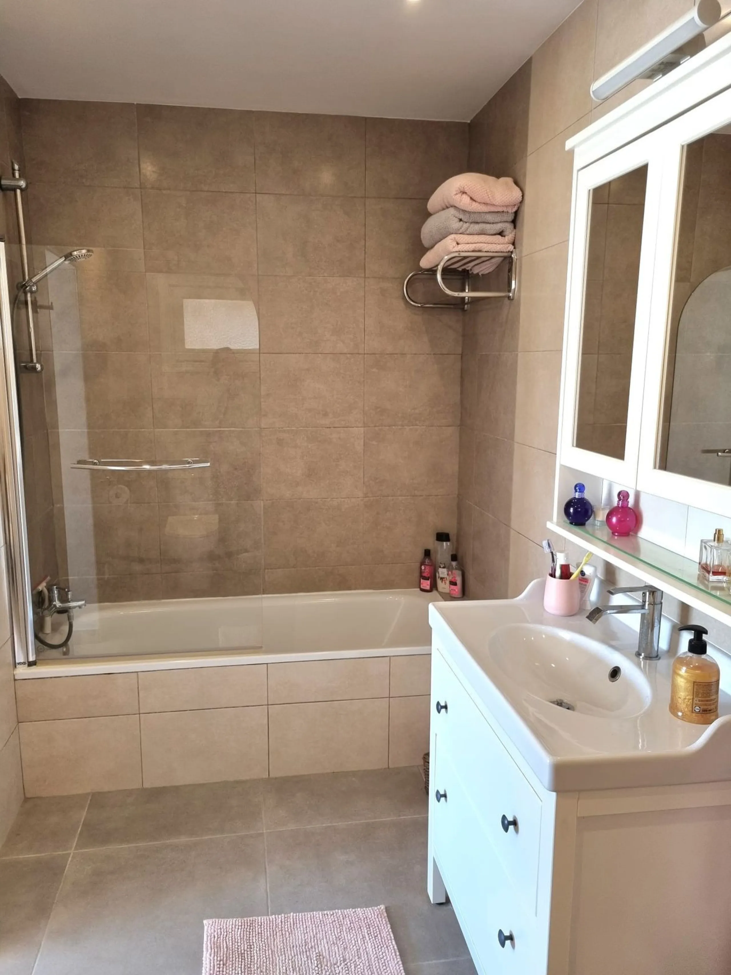 House - Detached Villa в продаже в Benalmadena, Málaga. В доме 5 спален и 4 ванных комнат. Площадь дома 364 м². Площадь участка 648 м²