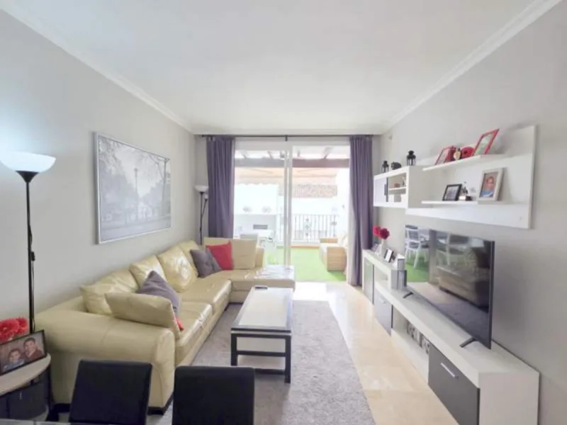 ***Stunning Duplex Penthouse in Fuentes de la Duquesa*** Located in the highly sought-after Fuentes de la Duquesa, this beautifully presented 2-bedroom, 2-bathroom duplex penthouse offers the perfect blend of privacy, sunshine, and coastal living. Located