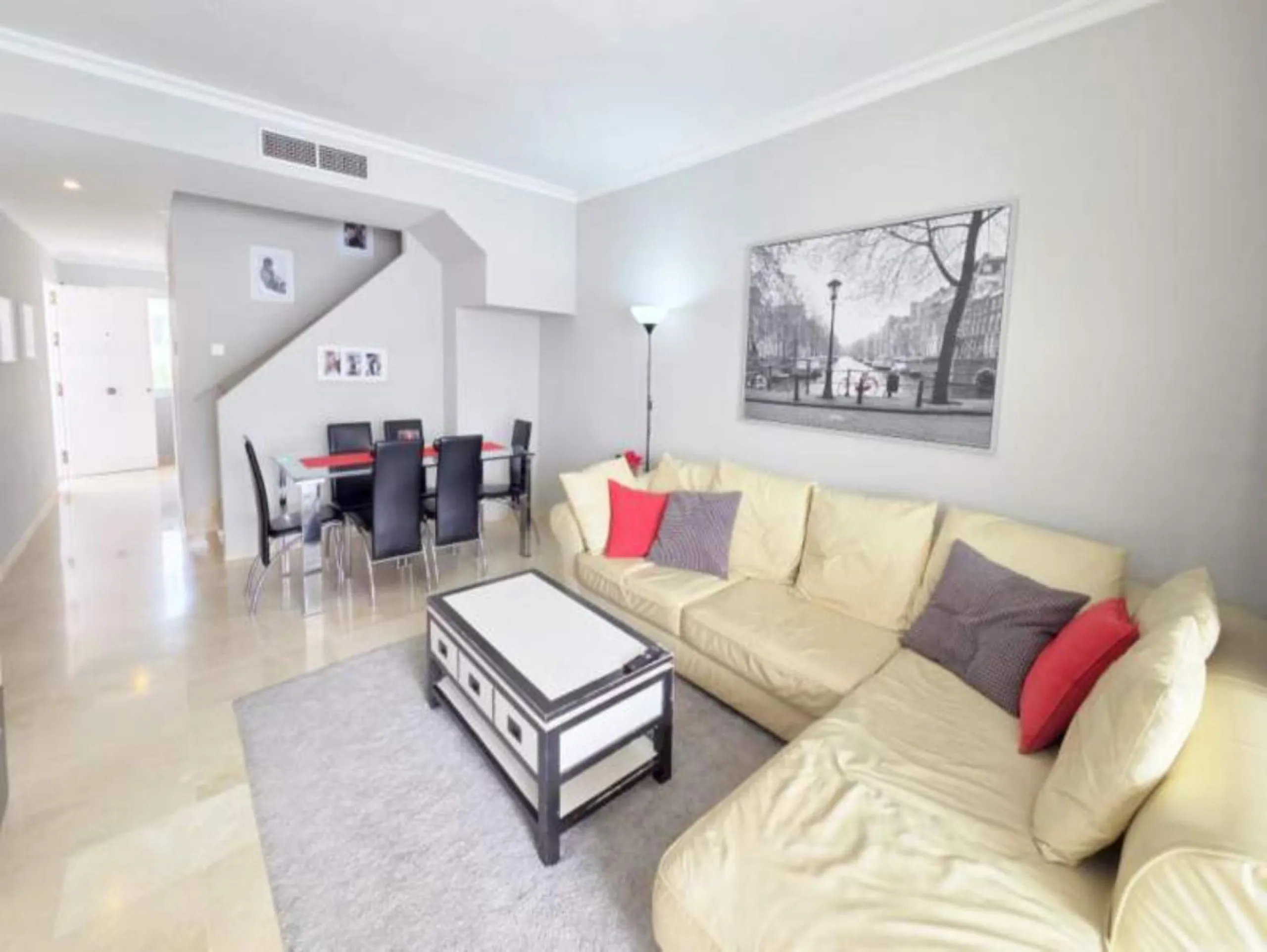 ***Stunning Duplex Penthouse in Fuentes de la Duquesa*** Located in the highly sought-after Fuentes de la Duquesa, this beautifully presented 2-bedroom, 2-bathroom duplex penthouse offers the perfect blend of privacy, sunshine, and coastal living. Located
