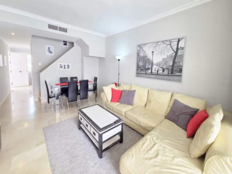 ***Stunning Duplex Penthouse in Fuentes de la Duquesa*** Located in the highly sought-after Fuentes de la Duquesa, this beautifully presented 2-bedroom, 2-bathroom duplex penthouse offers the perfect blend of privacy, sunshine, and coastal living. Located