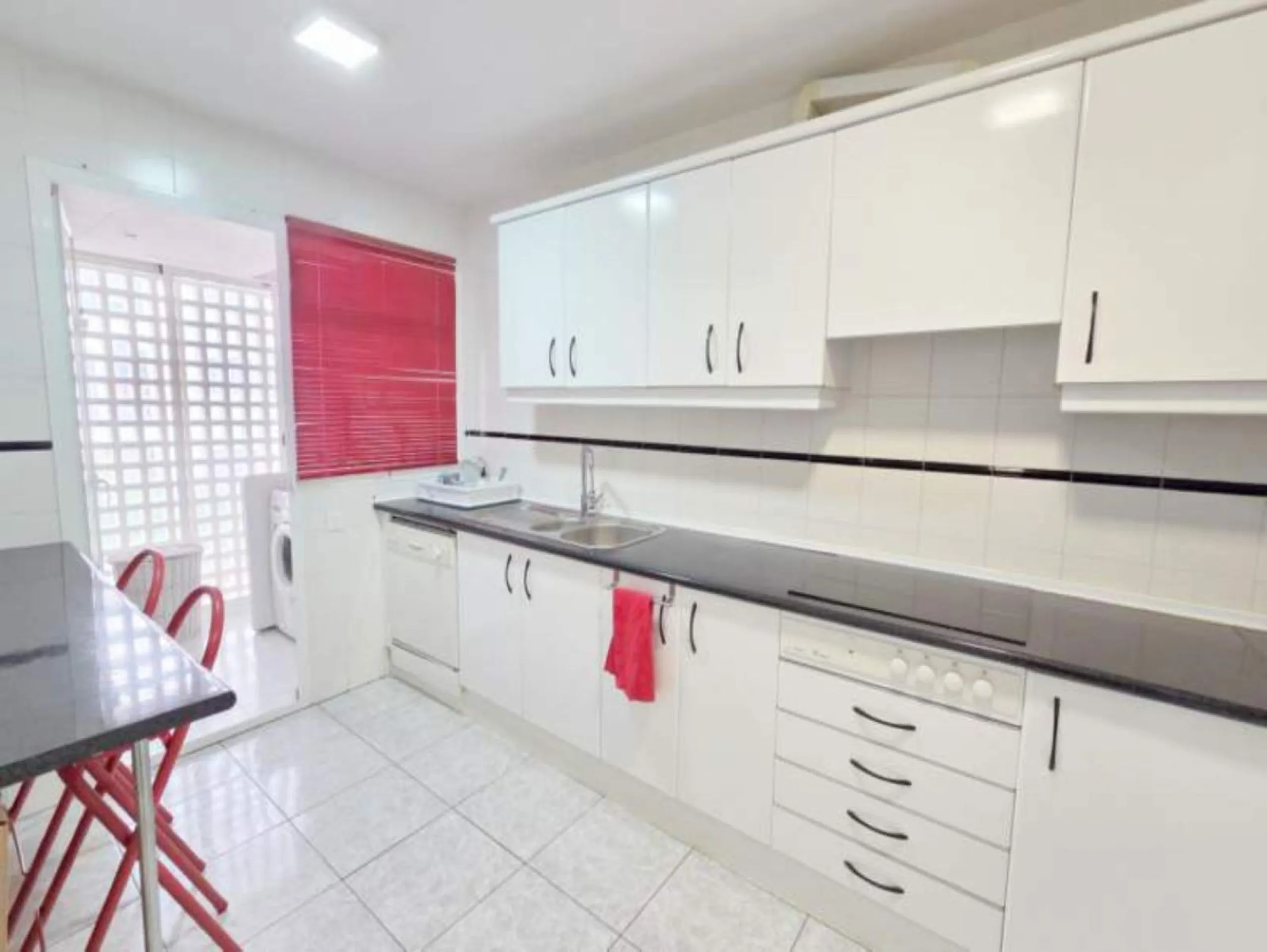 ***Stunning Duplex Penthouse in Fuentes de la Duquesa*** Located in the highly sought-after Fuentes de la Duquesa, this beautifully presented 2-bedroom, 2-bathroom duplex penthouse offers the perfect blend of privacy, sunshine, and coastal living. Located