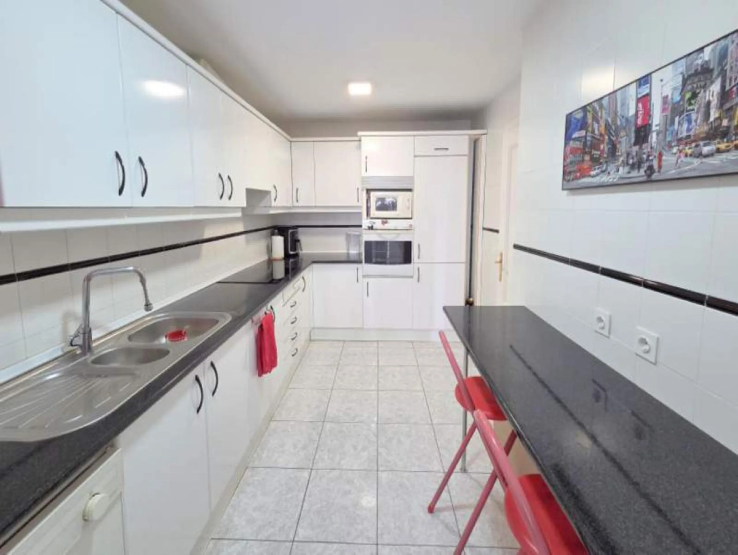 ***Stunning Duplex Penthouse in Fuentes de la Duquesa*** Located in the highly sought-after Fuentes de la Duquesa, this beautifully presented 2-bedroom, 2-bathroom duplex penthouse offers the perfect blend of privacy, sunshine, and coastal living. Located