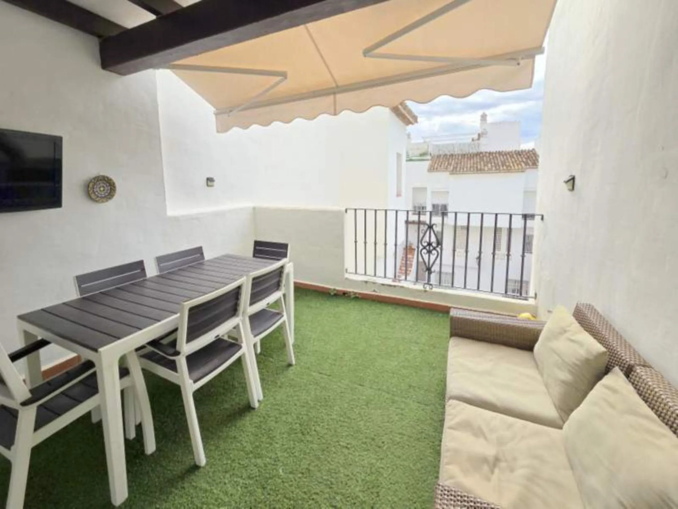 ***Stunning Duplex Penthouse in Fuentes de la Duquesa*** Located in the highly sought-after Fuentes de la Duquesa, this beautifully presented 2-bedroom, 2-bathroom duplex penthouse offers the perfect blend of privacy, sunshine, and coastal living. Located