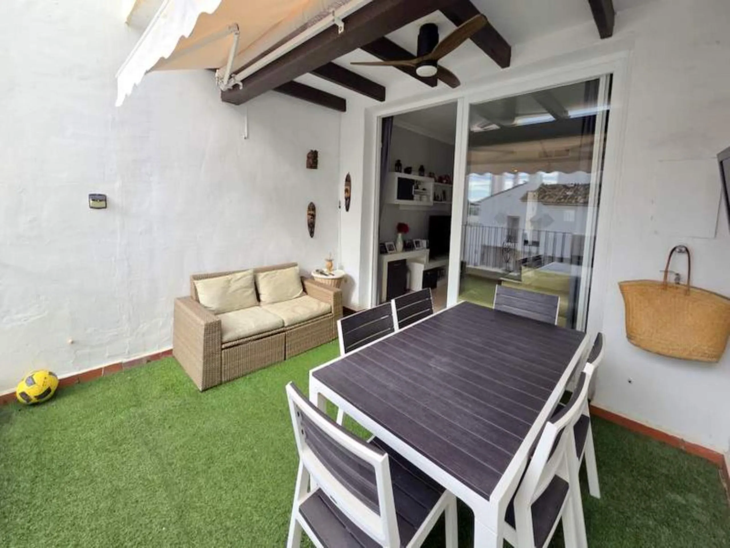 ***Stunning Duplex Penthouse in Fuentes de la Duquesa*** Located in the highly sought-after Fuentes de la Duquesa, this beautifully presented 2-bedroom, 2-bathroom duplex penthouse offers the perfect blend of privacy, sunshine, and coastal living. Located