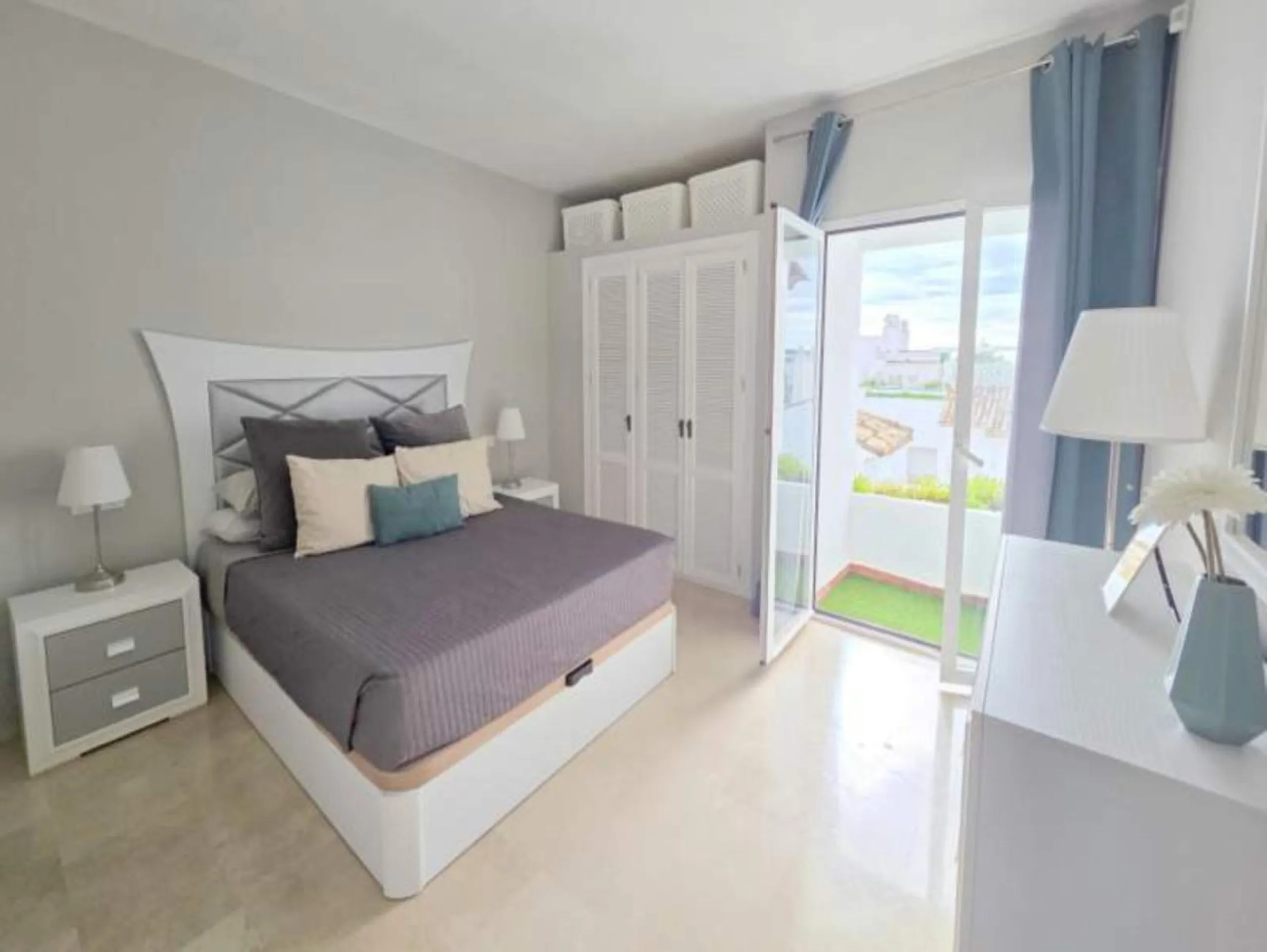 ***Stunning Duplex Penthouse in Fuentes de la Duquesa*** Located in the highly sought-after Fuentes de la Duquesa, this beautifully presented 2-bedroom, 2-bathroom duplex penthouse offers the perfect blend of privacy, sunshine, and coastal living. Located