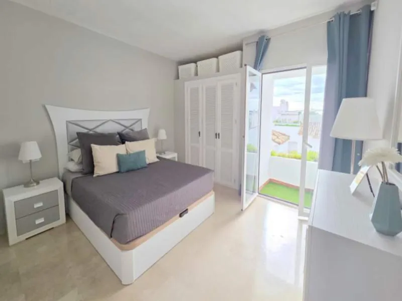 ***Stunning Duplex Penthouse in Fuentes de la Duquesa*** Located in the highly sought-after Fuentes de la Duquesa, this beautifully presented 2-bedroom, 2-bathroom duplex penthouse offers the perfect blend of privacy, sunshine, and coastal living. Located