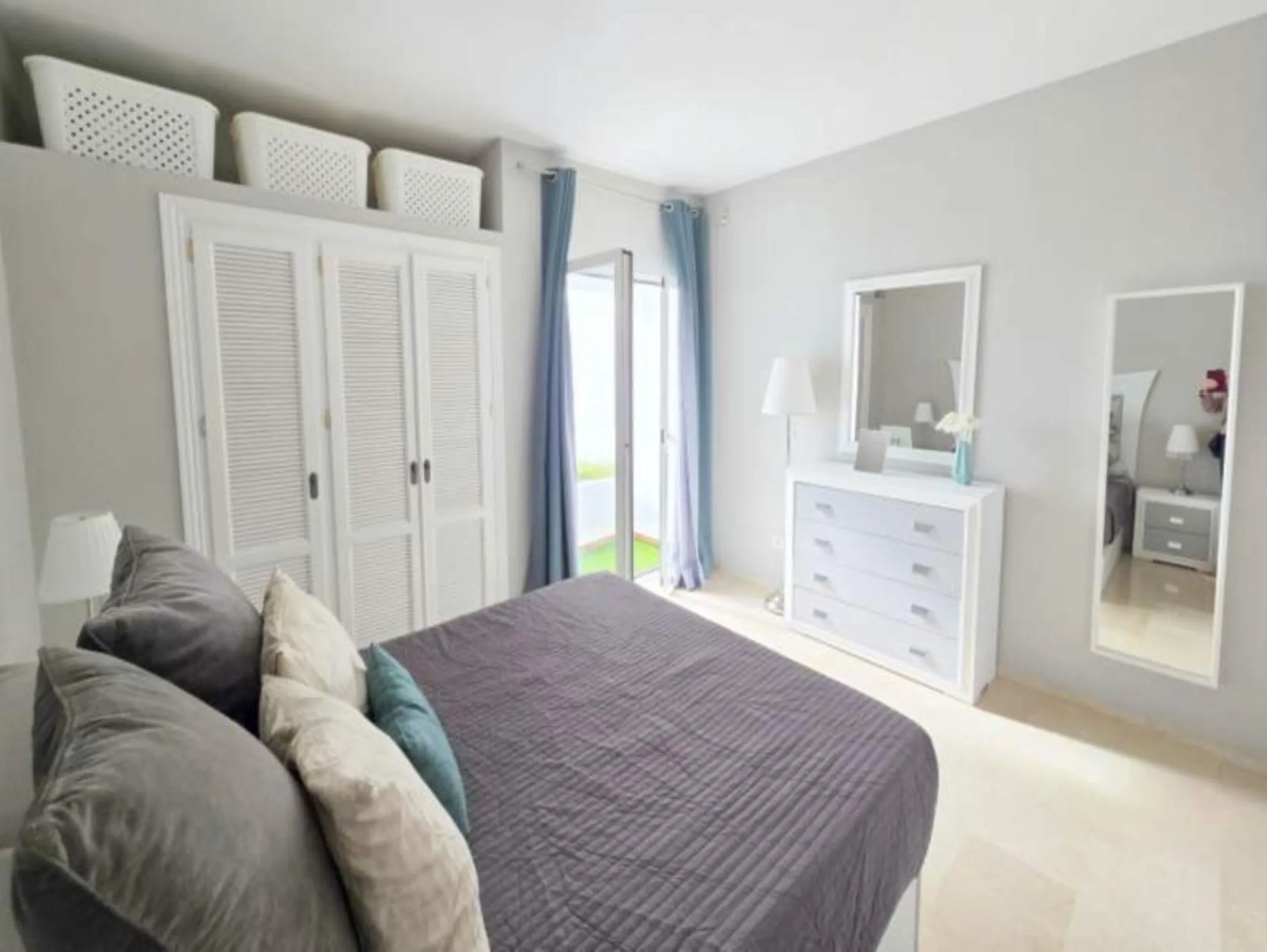 ***Stunning Duplex Penthouse in Fuentes de la Duquesa*** Located in the highly sought-after Fuentes de la Duquesa, this beautifully presented 2-bedroom, 2-bathroom duplex penthouse offers the perfect blend of privacy, sunshine, and coastal living. Located