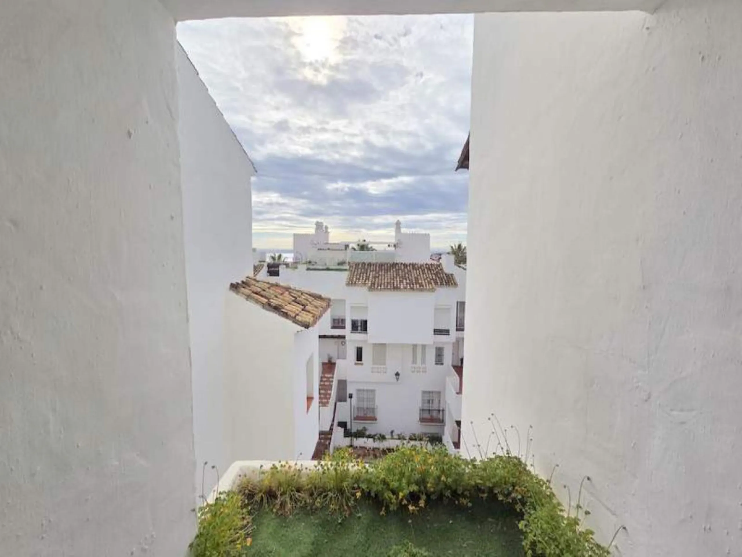 ***Stunning Duplex Penthouse in Fuentes de la Duquesa*** Located in the highly sought-after Fuentes de la Duquesa, this beautifully presented 2-bedroom, 2-bathroom duplex penthouse offers the perfect blend of privacy, sunshine, and coastal living. Located