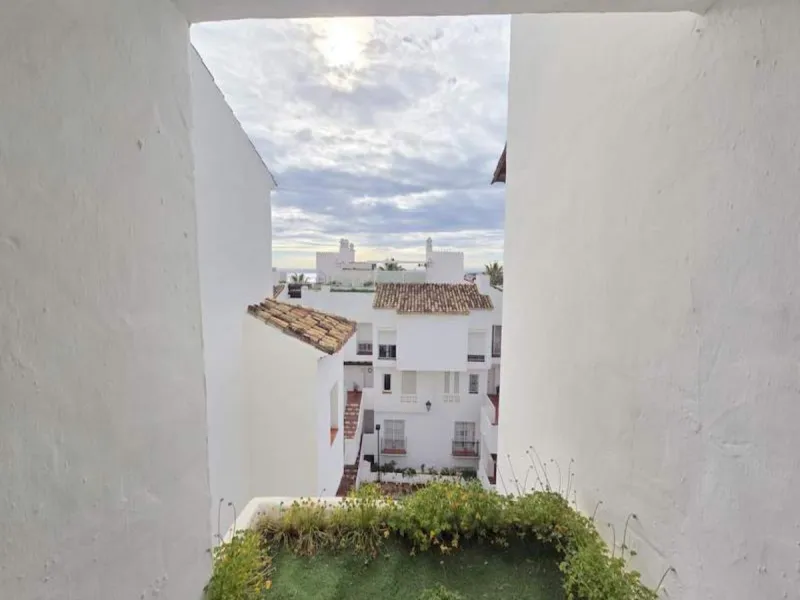 ***Stunning Duplex Penthouse in Fuentes de la Duquesa*** Located in the highly sought-after Fuentes de la Duquesa, this beautifully presented 2-bedroom, 2-bathroom duplex penthouse offers the perfect blend of privacy, sunshine, and coastal living. Located