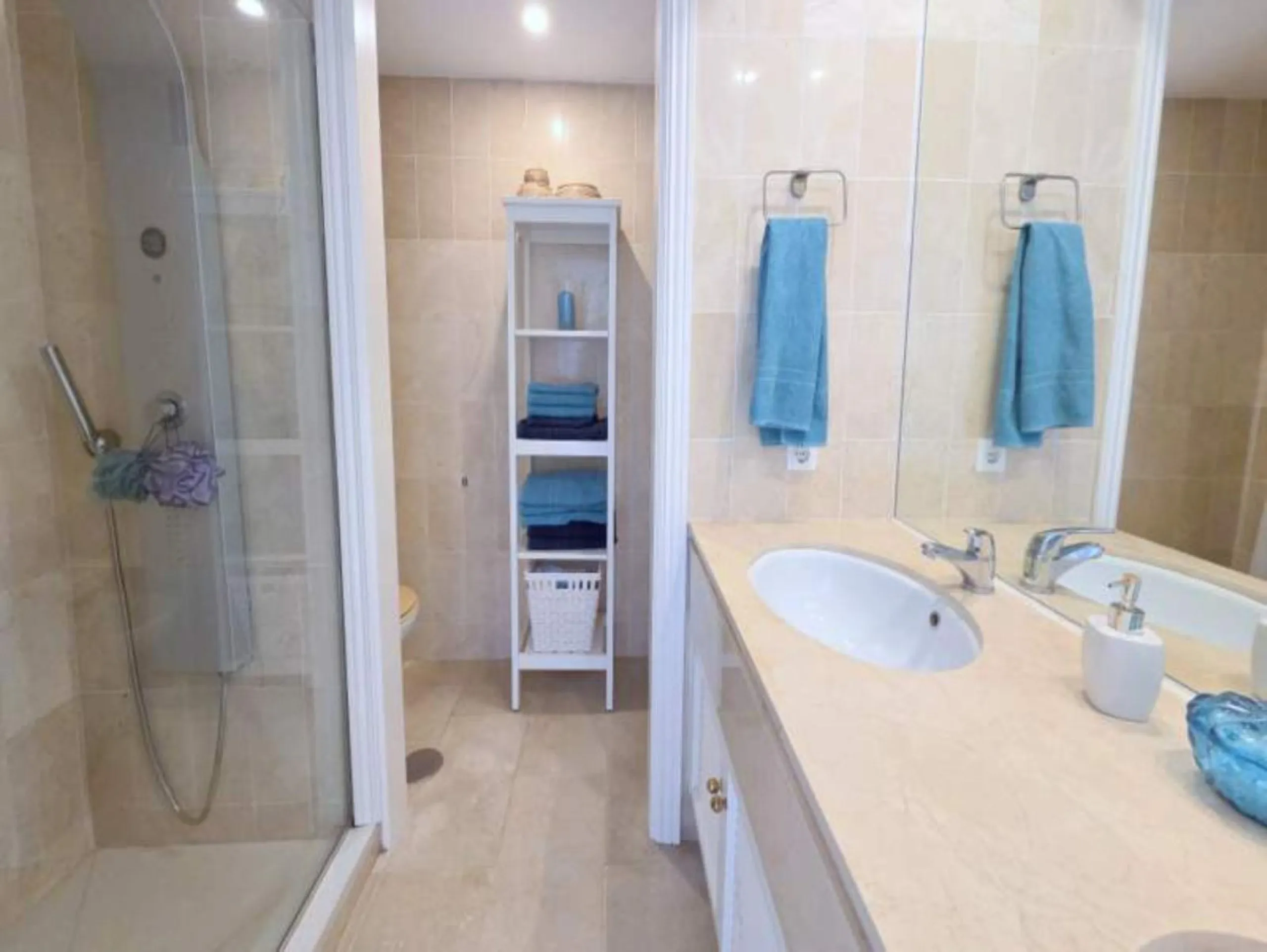 ***Stunning Duplex Penthouse in Fuentes de la Duquesa*** Located in the highly sought-after Fuentes de la Duquesa, this beautifully presented 2-bedroom, 2-bathroom duplex penthouse offers the perfect blend of privacy, sunshine, and coastal living. Located