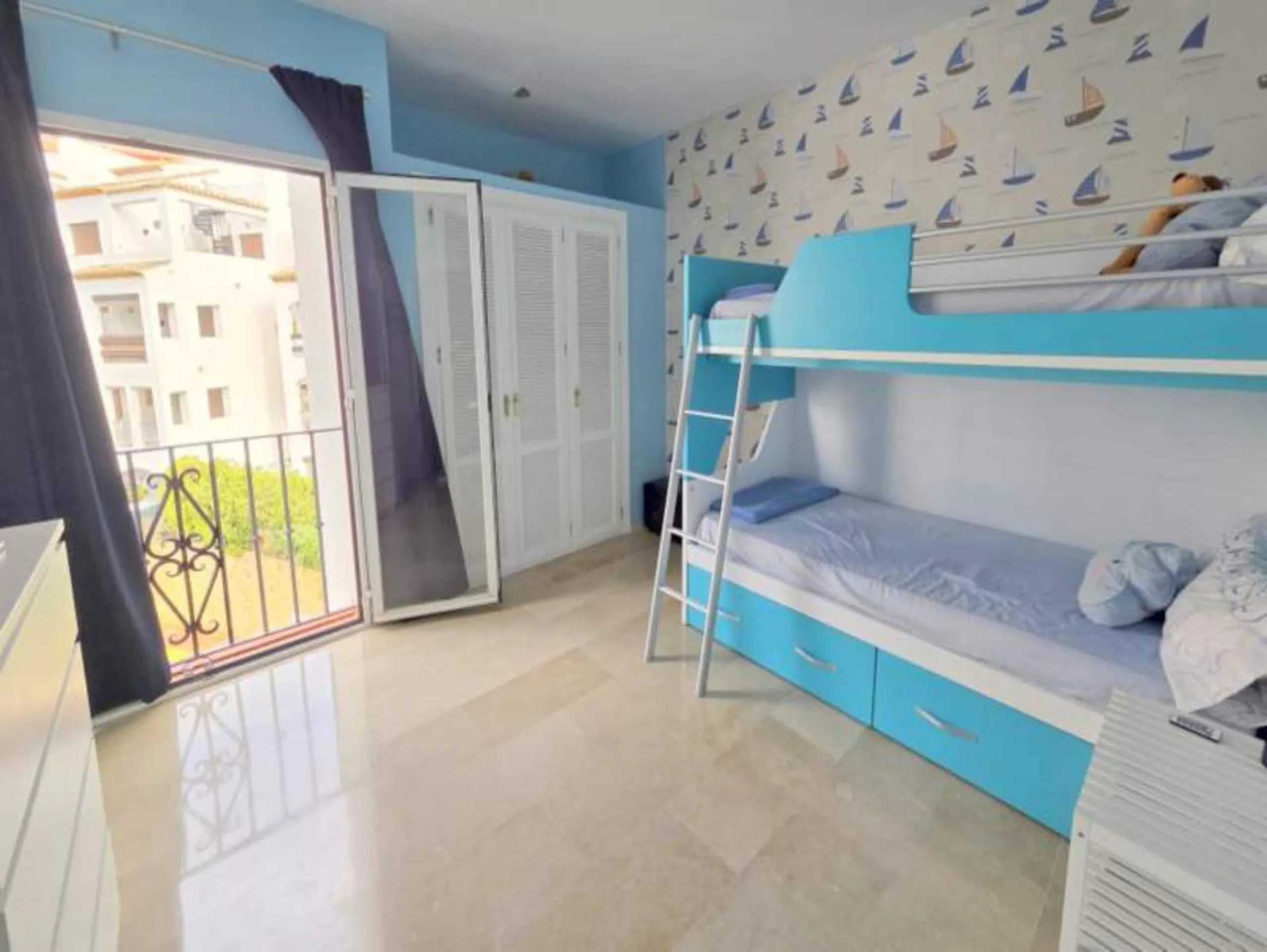 ***Stunning Duplex Penthouse in Fuentes de la Duquesa*** Located in the highly sought-after Fuentes de la Duquesa, this beautifully presented 2-bedroom, 2-bathroom duplex penthouse offers the perfect blend of privacy, sunshine, and coastal living. Located
