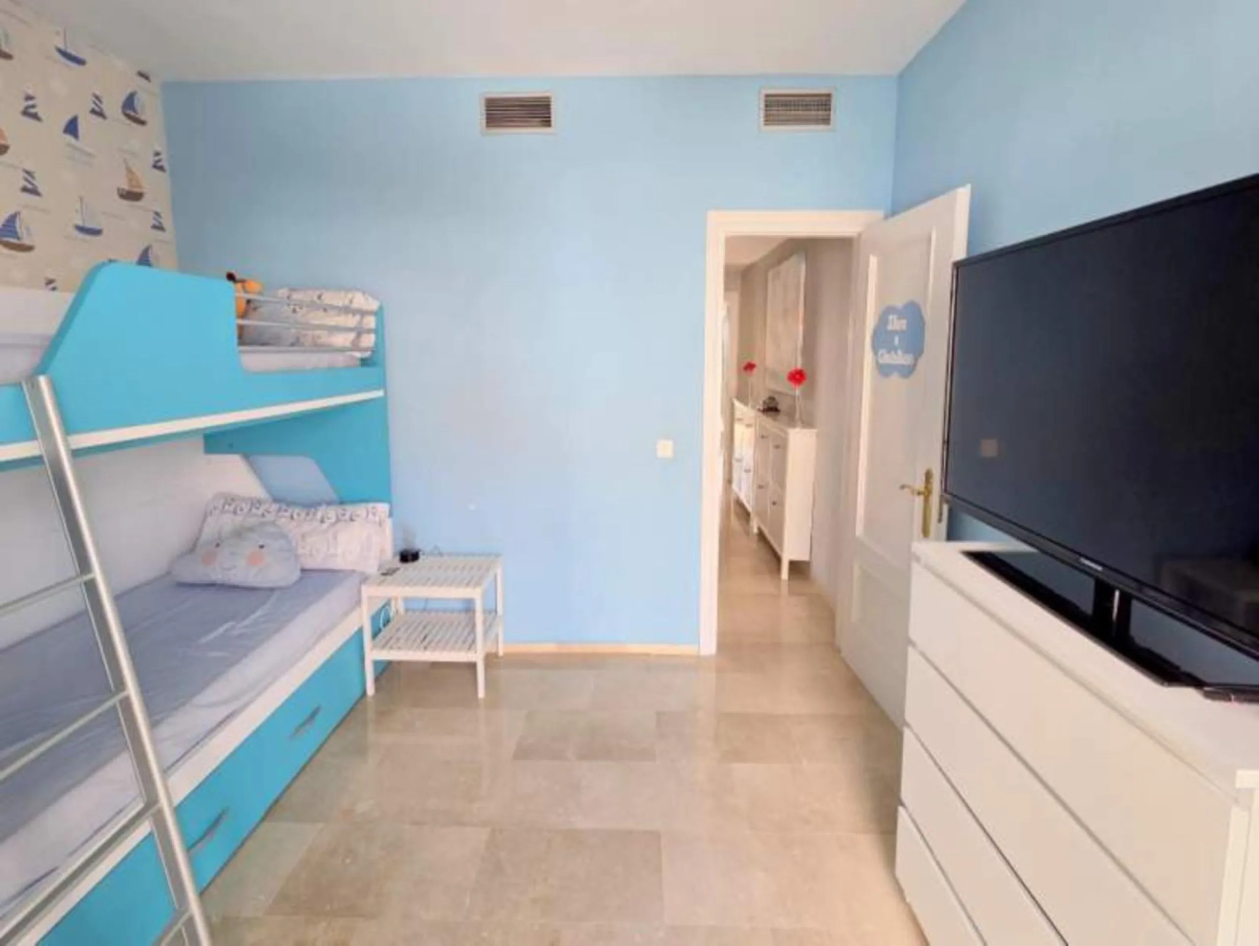 ***Stunning Duplex Penthouse in Fuentes de la Duquesa*** Located in the highly sought-after Fuentes de la Duquesa, this beautifully presented 2-bedroom, 2-bathroom duplex penthouse offers the perfect blend of privacy, sunshine, and coastal living. Located