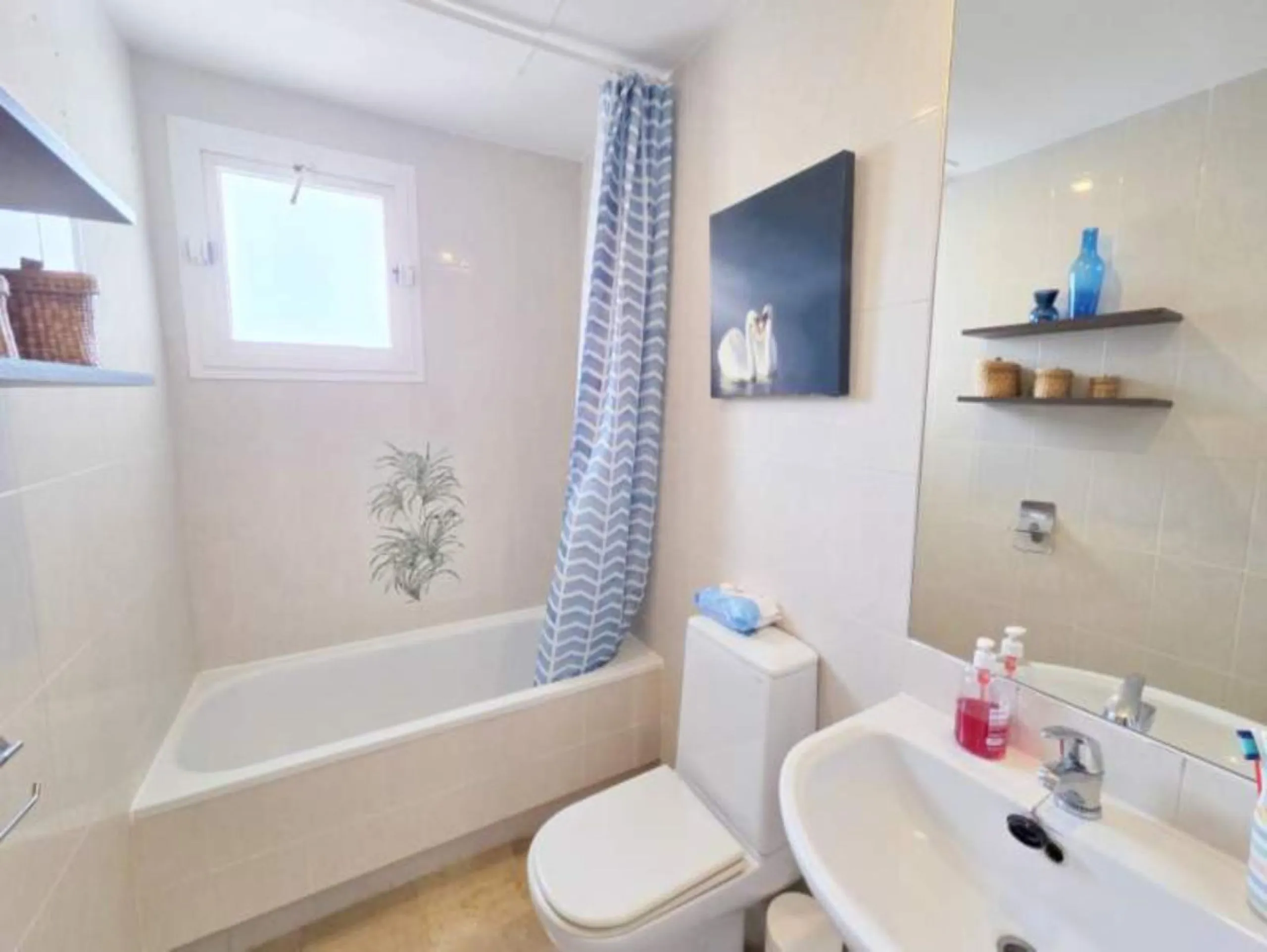 ***Stunning Duplex Penthouse in Fuentes de la Duquesa*** Located in the highly sought-after Fuentes de la Duquesa, this beautifully presented 2-bedroom, 2-bathroom duplex penthouse offers the perfect blend of privacy, sunshine, and coastal living. Located