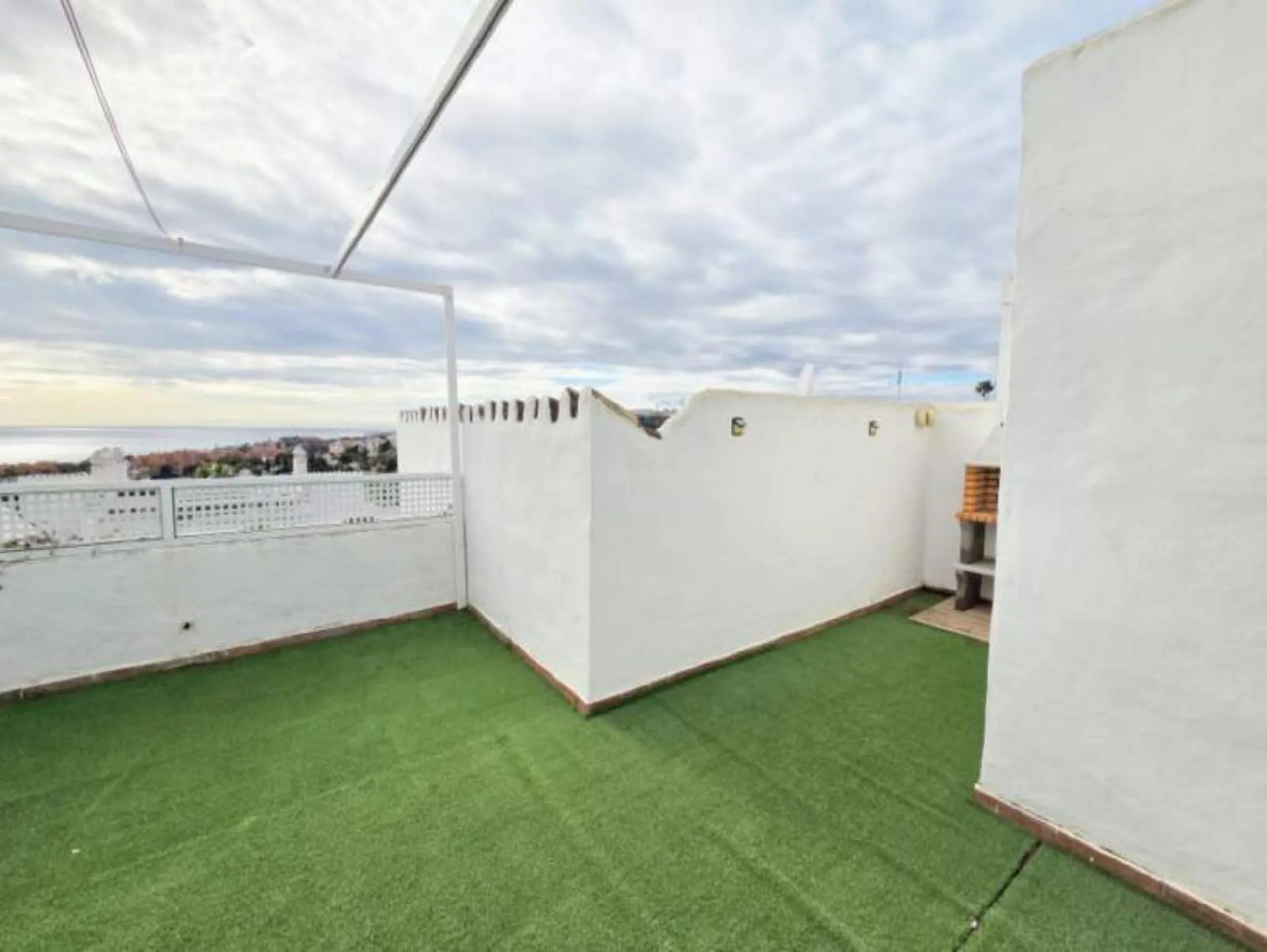***Stunning Duplex Penthouse in Fuentes de la Duquesa*** Located in the highly sought-after Fuentes de la Duquesa, this beautifully presented 2-bedroom, 2-bathroom duplex penthouse offers the perfect blend of privacy, sunshine, and coastal living. Located
