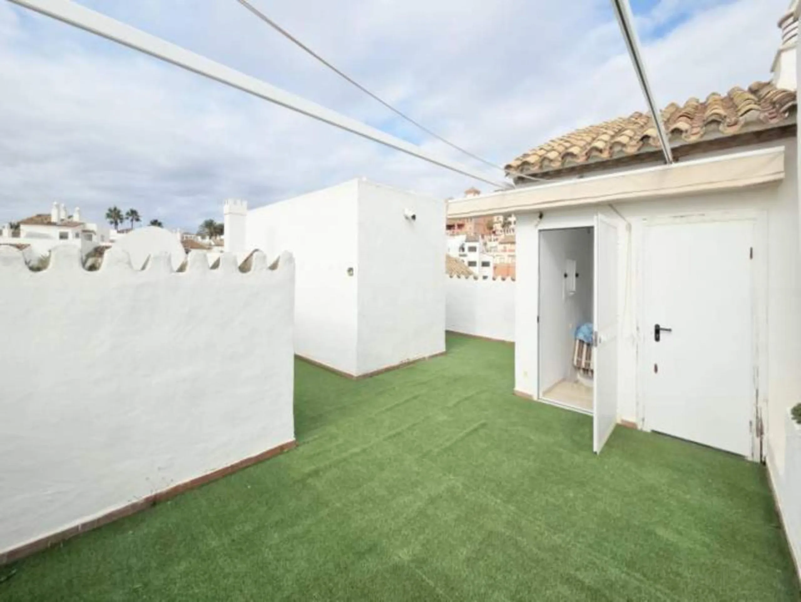 ***Stunning Duplex Penthouse in Fuentes de la Duquesa*** Located in the highly sought-after Fuentes de la Duquesa, this beautifully presented 2-bedroom, 2-bathroom duplex penthouse offers the perfect blend of privacy, sunshine, and coastal living. Located