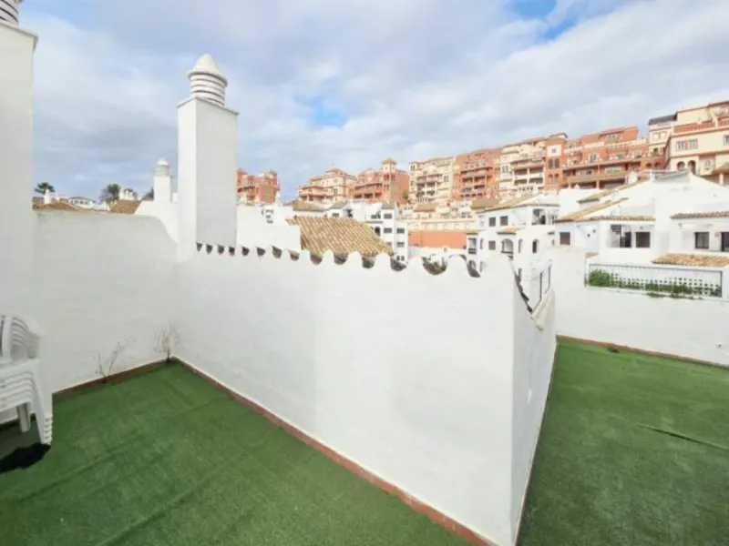 ***Stunning Duplex Penthouse in Fuentes de la Duquesa*** Located in the highly sought-after Fuentes de la Duquesa, this beautifully presented 2-bedroom, 2-bathroom duplex penthouse offers the perfect blend of privacy, sunshine, and coastal living. Located
