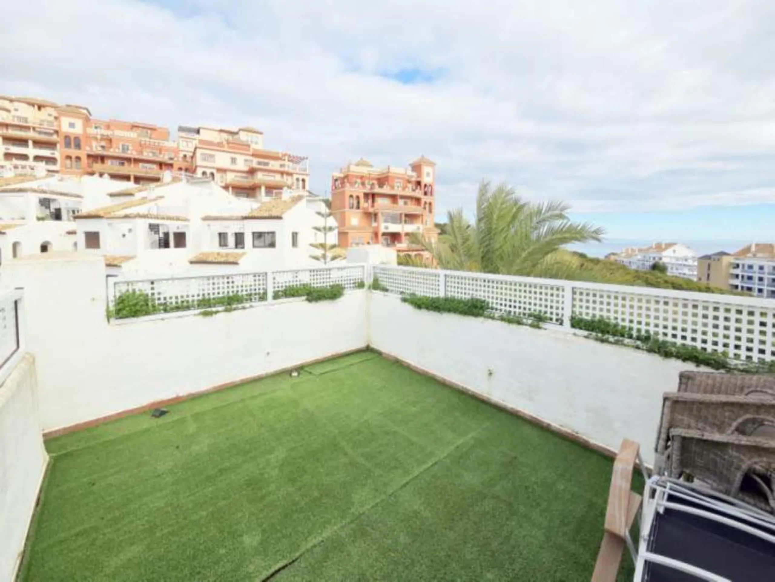 ***Stunning Duplex Penthouse in Fuentes de la Duquesa*** Located in the highly sought-after Fuentes de la Duquesa, this beautifully presented 2-bedroom, 2-bathroom duplex penthouse offers the perfect blend of privacy, sunshine, and coastal living. Located