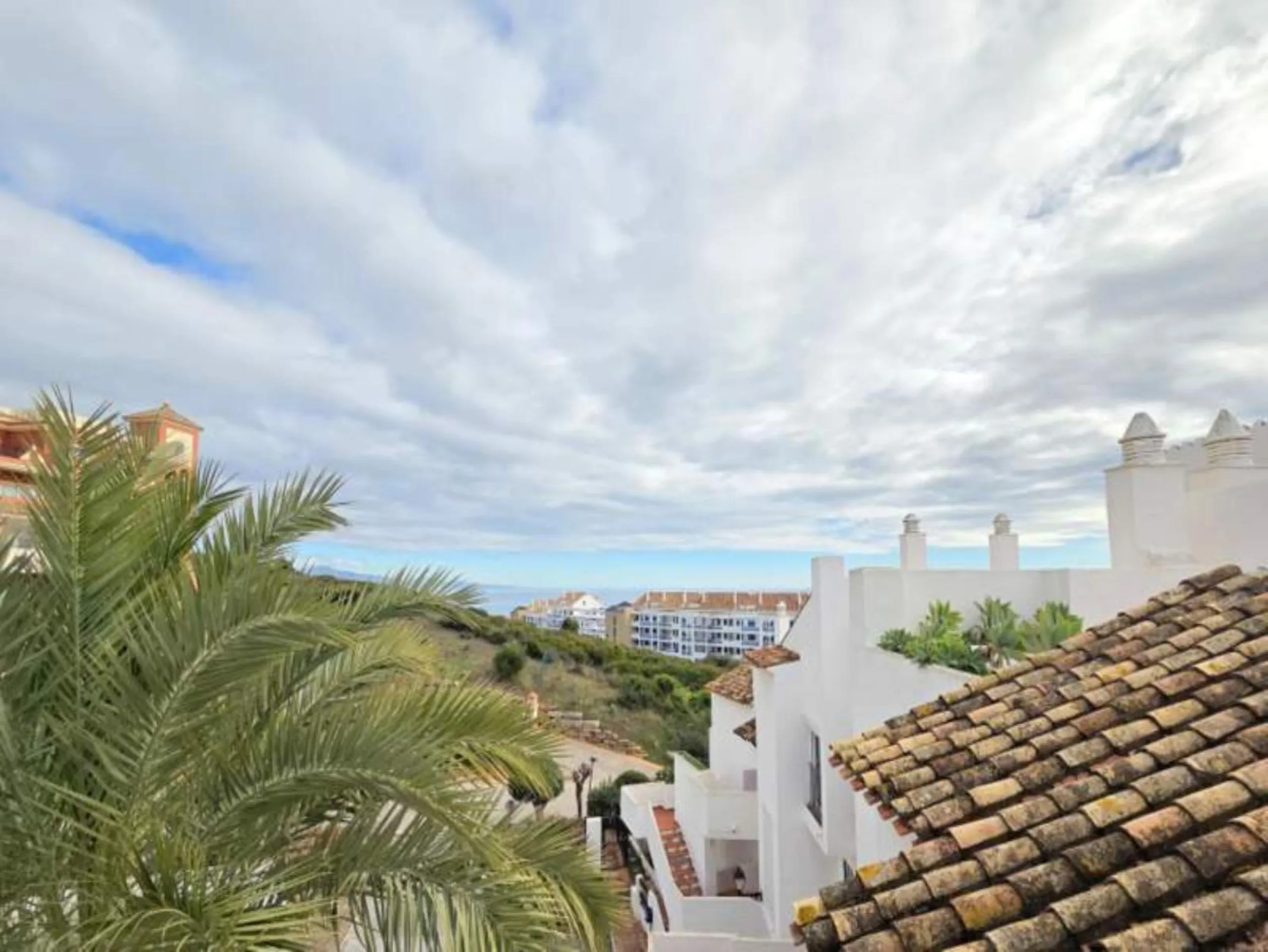 ***Stunning Duplex Penthouse in Fuentes de la Duquesa*** Located in the highly sought-after Fuentes de la Duquesa, this beautifully presented 2-bedroom, 2-bathroom duplex penthouse offers the perfect blend of privacy, sunshine, and coastal living. Located