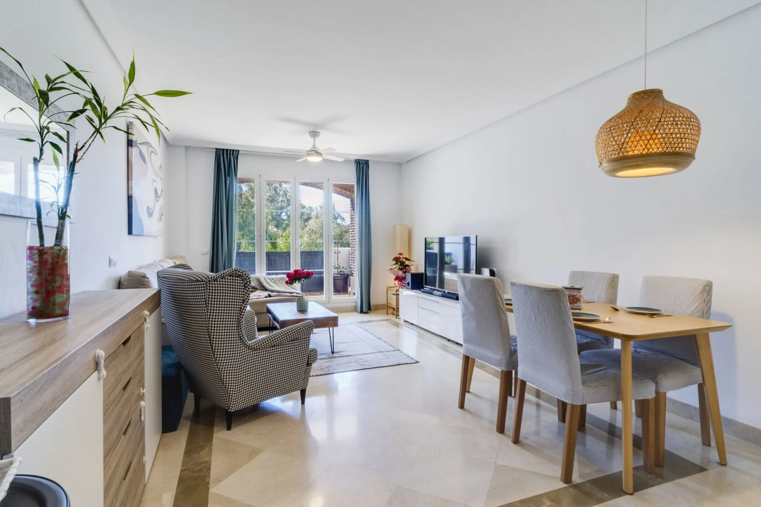Apartment - Middle Floor Apartment в продаже в Benahavís, Málaga. В доме 3 спален и 2 ванных комнат. Площадь дома 110 м²