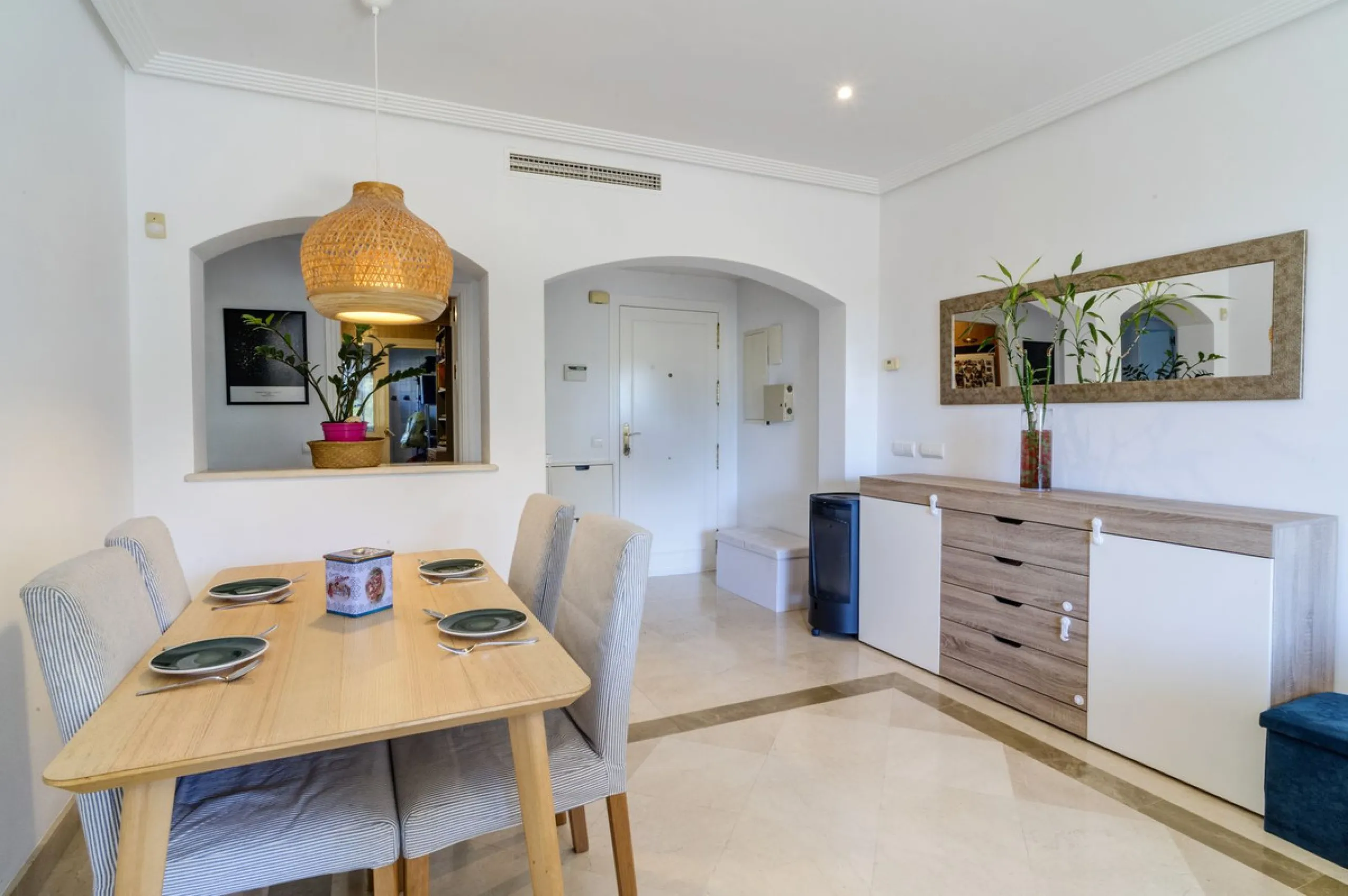Apartment - Middle Floor Apartment в продаже в Benahavís, Málaga. В доме 3 спален и 2 ванных комнат. Площадь дома 110 м²