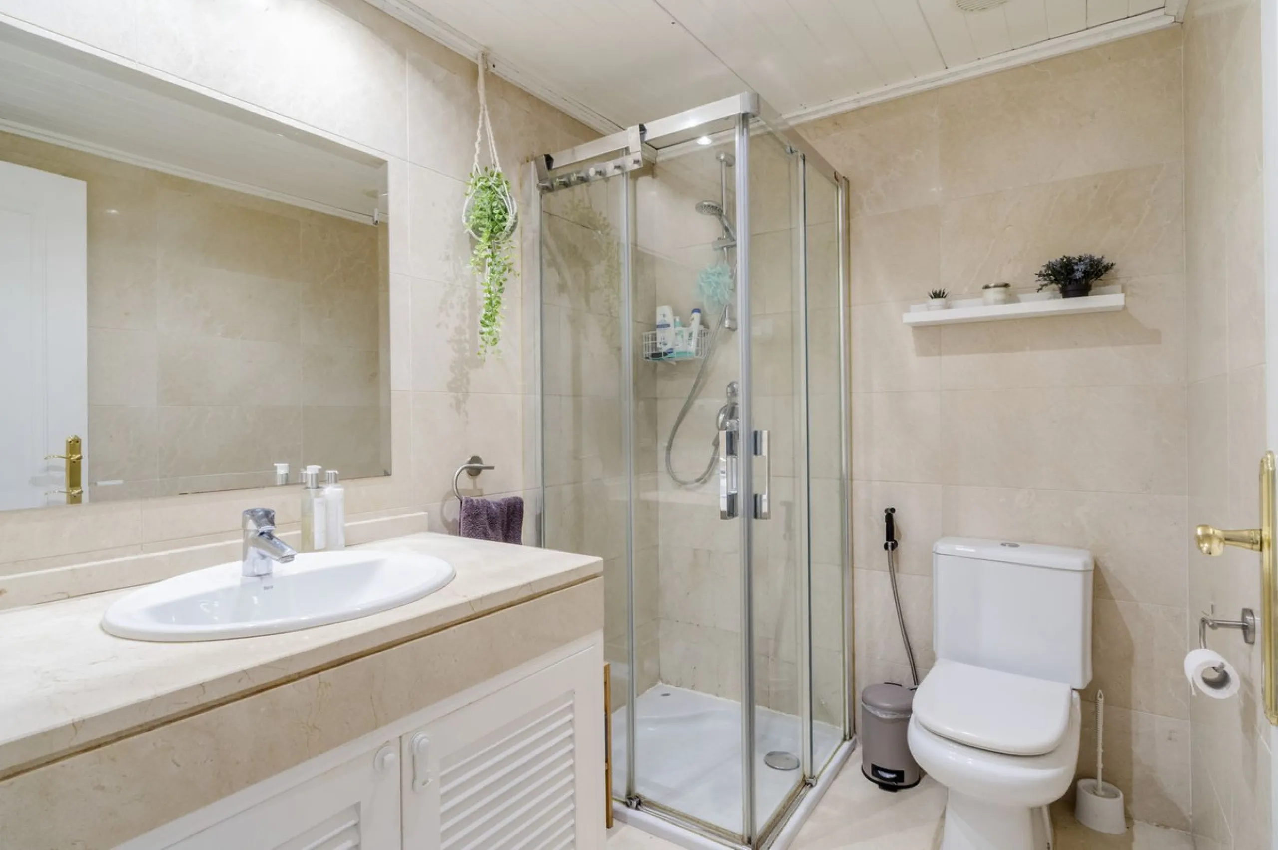 Apartment - Middle Floor Apartment в продаже в Benahavís, Málaga. В доме 3 спален и 2 ванных комнат. Площадь дома 110 м²