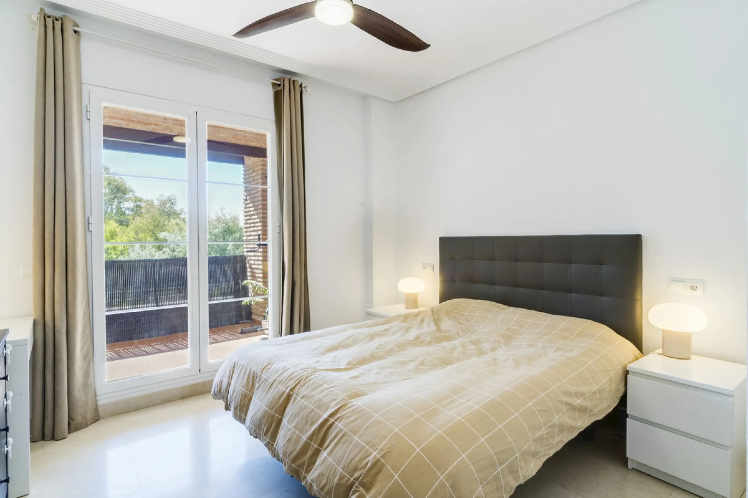Apartment - Middle Floor Apartment в продаже в Benahavís, Málaga. В доме 3 спален и 2 ванных комнат. Площадь дома 110 м²