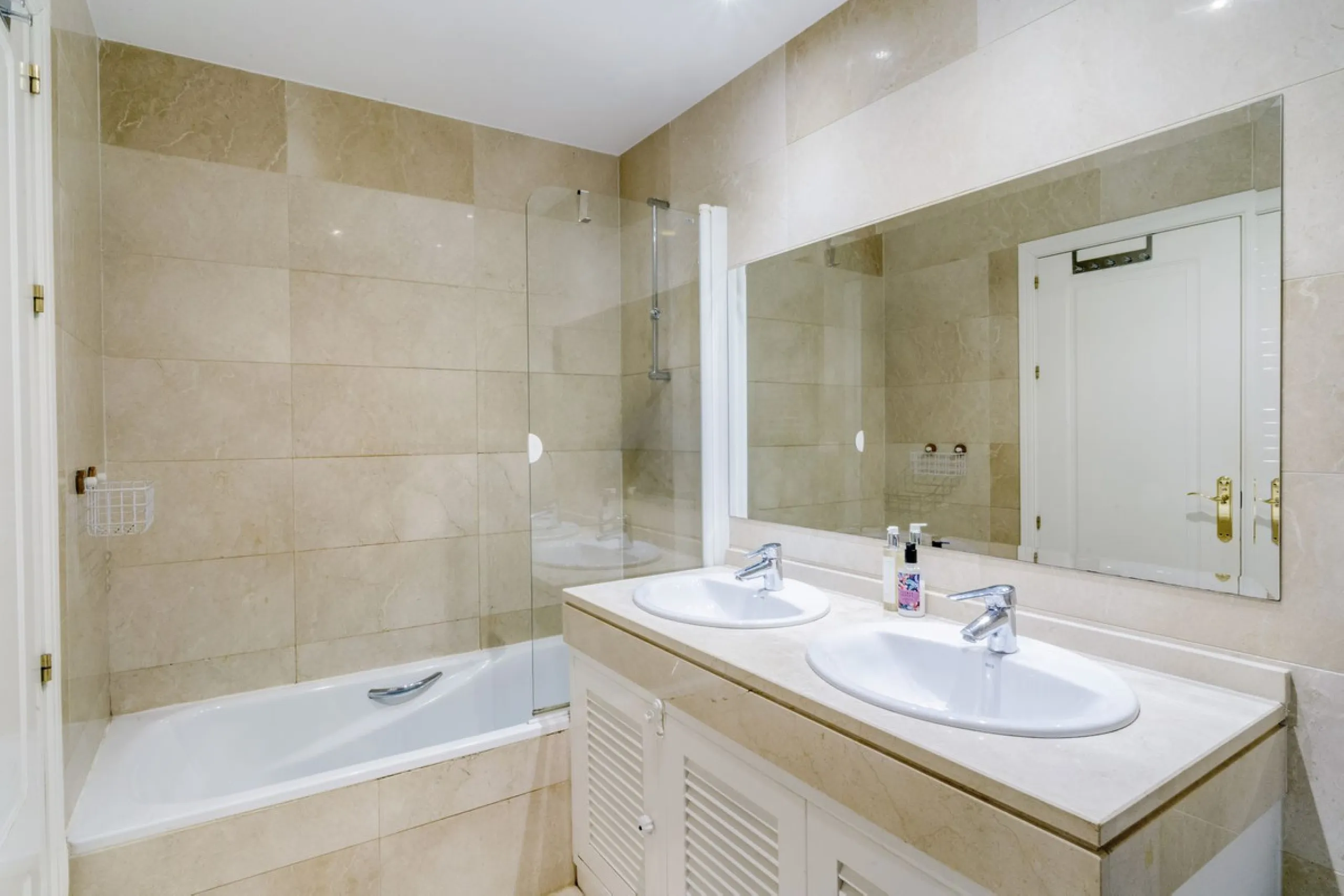 Apartment - Middle Floor Apartment в продаже в Benahavís, Málaga. В доме 3 спален и 2 ванных комнат. Площадь дома 110 м²