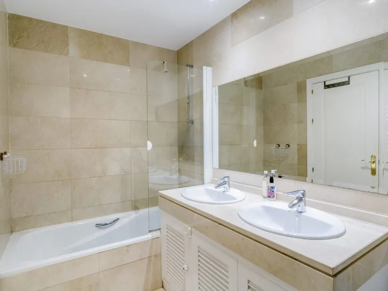 Apartment - Middle Floor Apartment в продаже в Benahavís, Málaga. В доме 3 спален и 2 ванных комнат. Площадь дома 110 м²