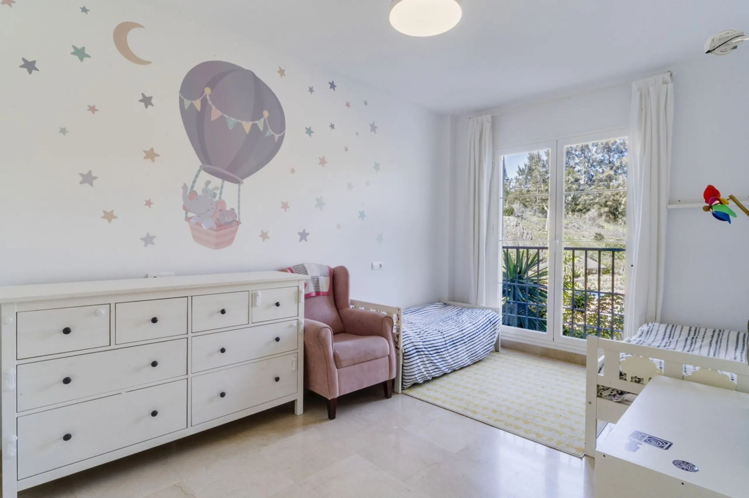 Apartment - Middle Floor Apartment в продаже в Benahavís, Málaga. В доме 3 спален и 2 ванных комнат. Площадь дома 110 м²