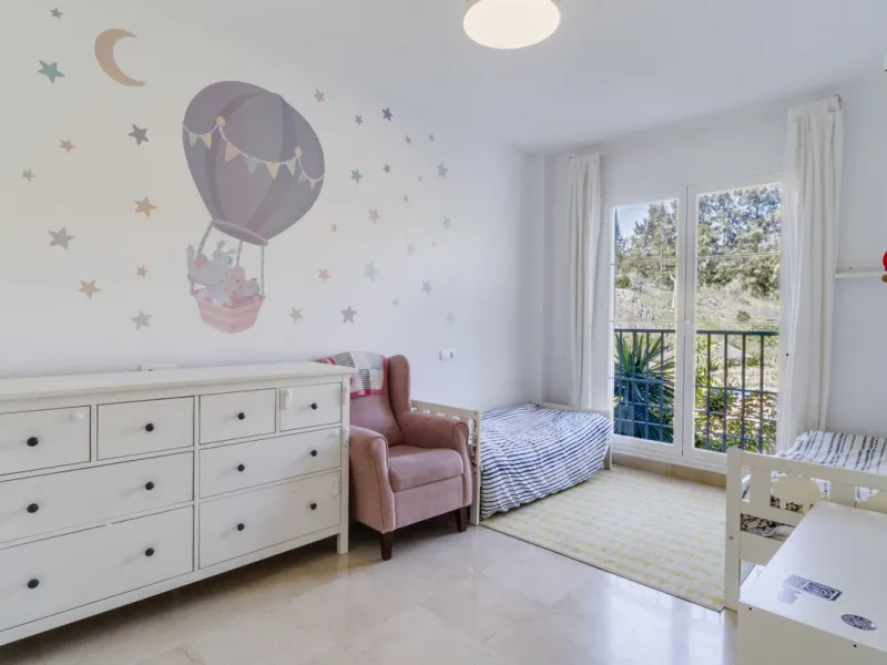 Apartment - Middle Floor Apartment в продаже в Benahavís, Málaga. В доме 3 спален и 2 ванных комнат. Площадь дома 110 м²
