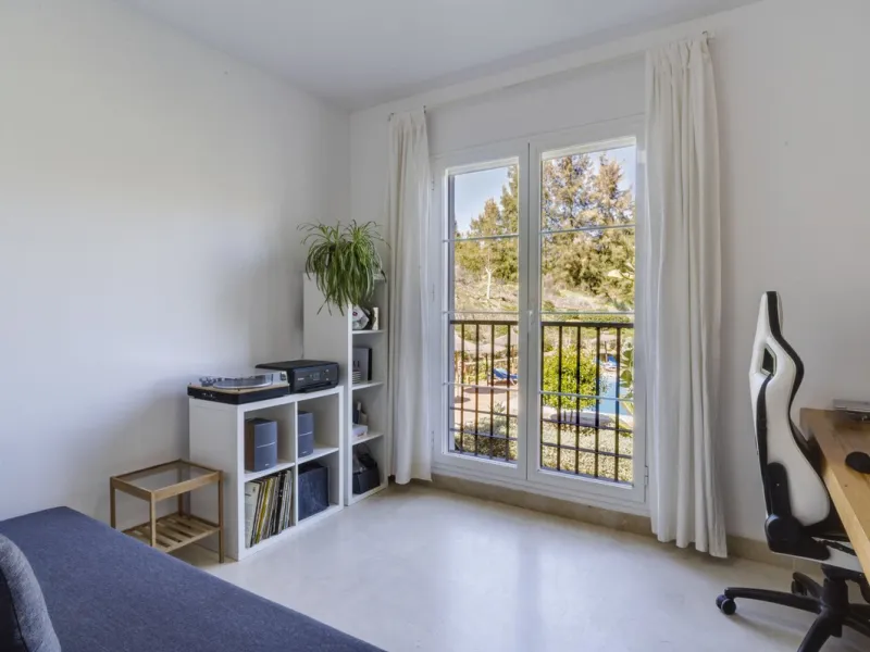 Apartment - Middle Floor Apartment в продаже в Benahavís, Málaga. В доме 3 спален и 2 ванных комнат. Площадь дома 110 м²