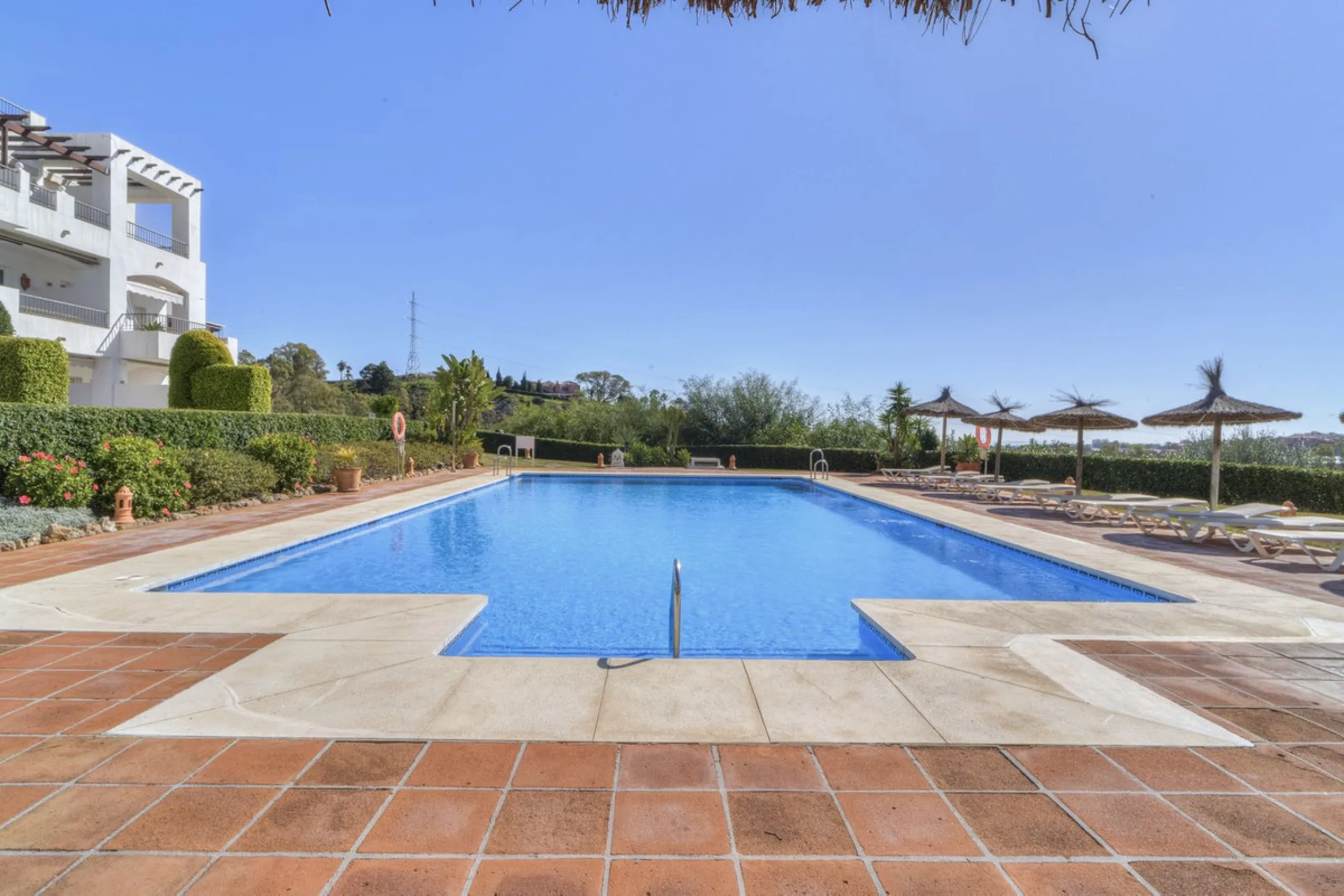 Apartment - Middle Floor Apartment в продаже в Benahavís, Málaga. В доме 3 спален и 2 ванных комнат. Площадь дома 110 м²