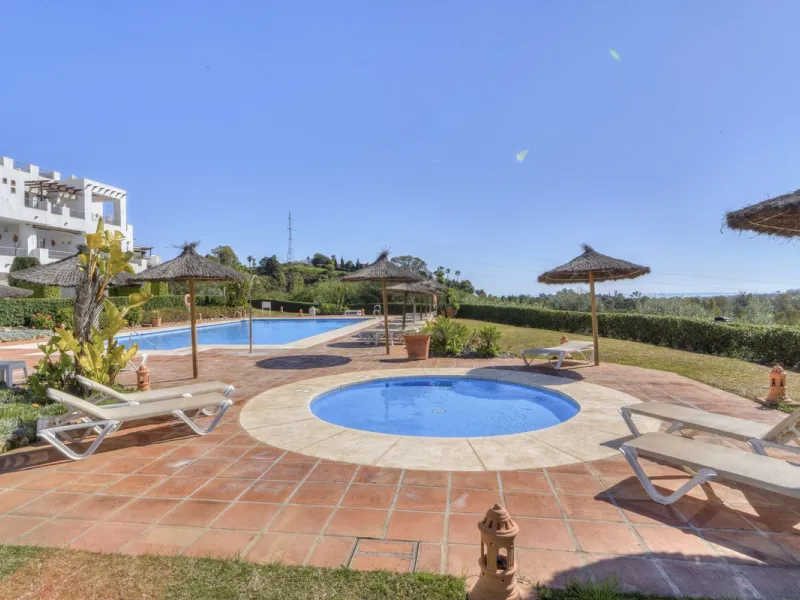 Apartment - Middle Floor Apartment в продаже в Benahavís, Málaga. В доме 3 спален и 2 ванных комнат. Площадь дома 110 м²