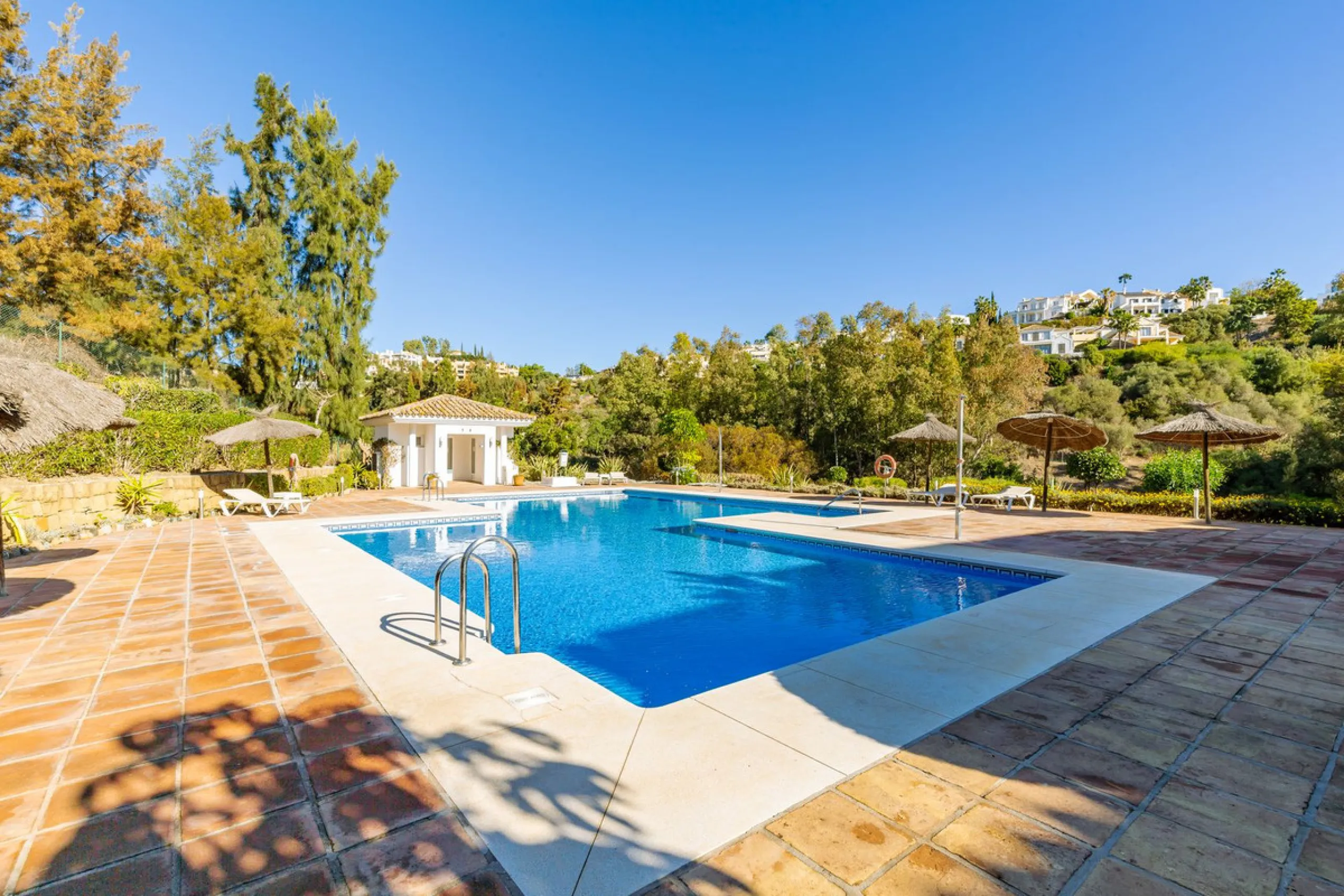 Apartment - Middle Floor Apartment в продаже в Benahavís, Málaga. В доме 3 спален и 2 ванных комнат. Площадь дома 110 м²