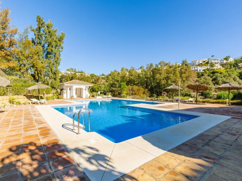 Apartment - Middle Floor Apartment в продаже в Benahavís, Málaga. В доме 3 спален и 2 ванных комнат. Площадь дома 110 м²