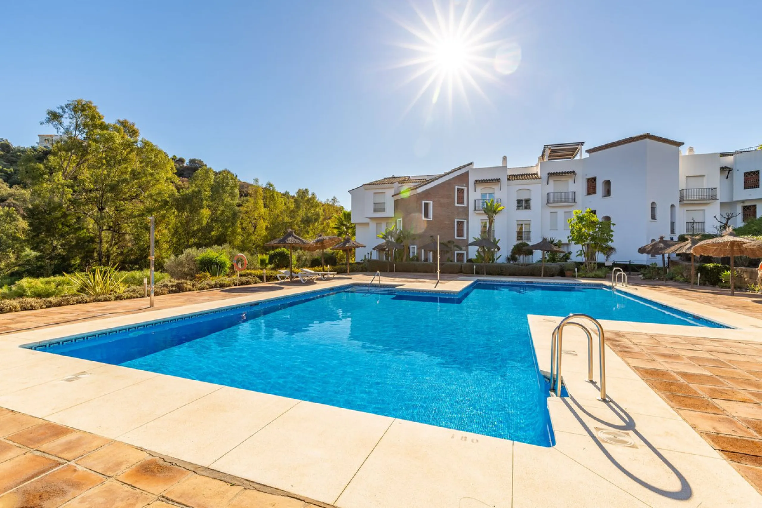 Apartment - Middle Floor Apartment в продаже в Benahavís, Málaga. В доме 3 спален и 2 ванных комнат. Площадь дома 110 м²