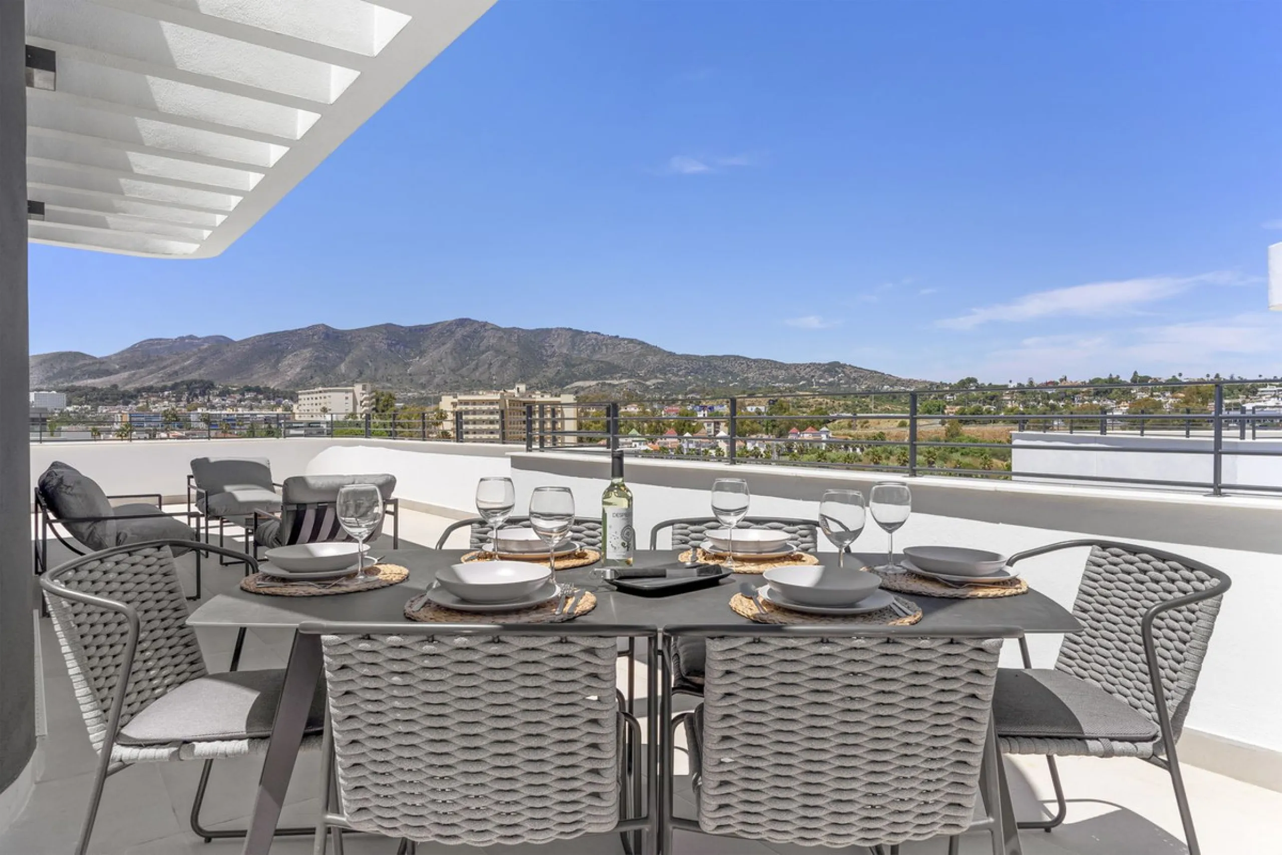 Vita offers many reasons to enjoy a perfect stay. The cozy living room, furnished with comfortable seating, a TV, and WiFi, is the ideal place to relax after a day full of adventures.