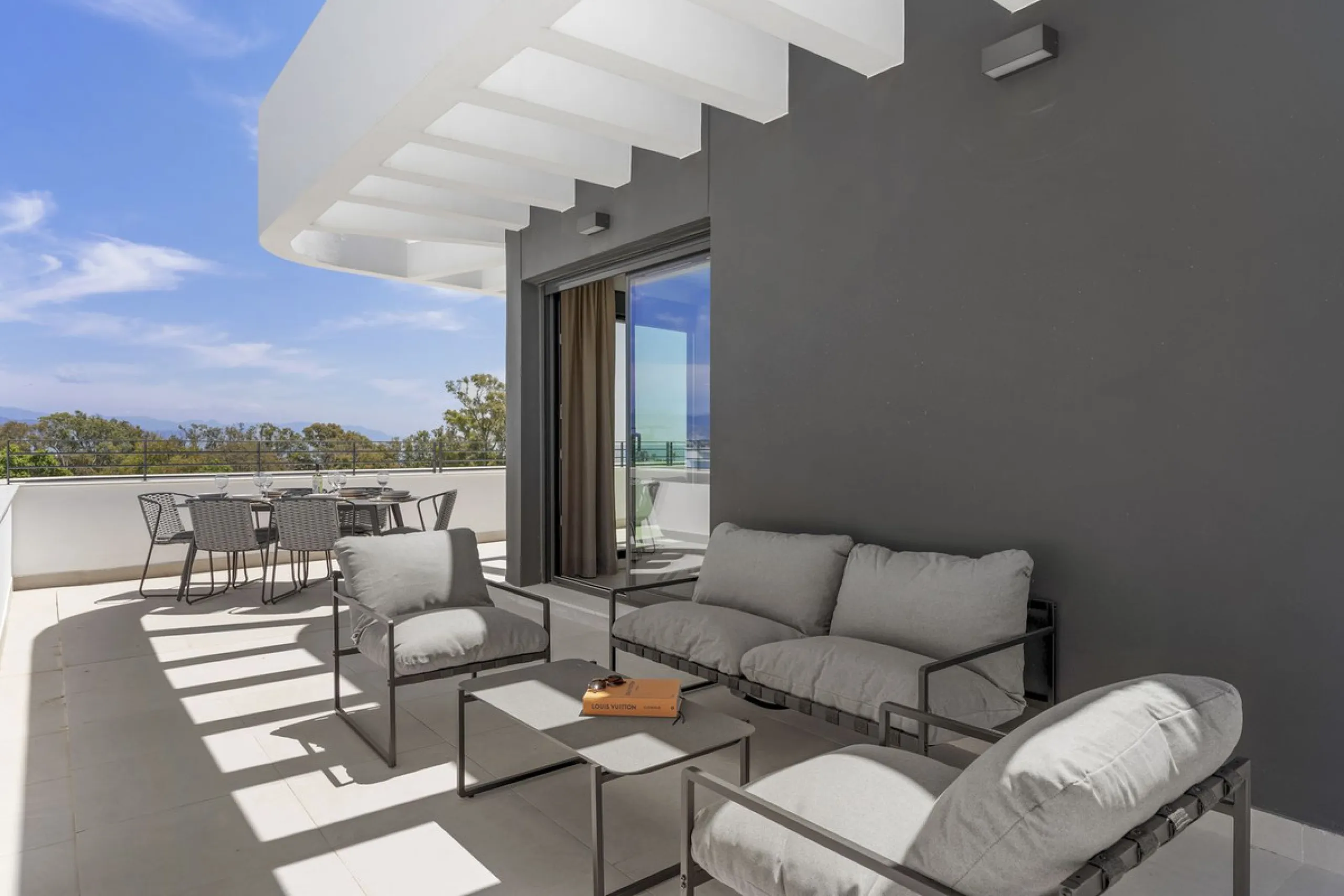 Vita offers many reasons to enjoy a perfect stay. The cozy living room, furnished with comfortable seating, a TV, and WiFi, is the ideal place to relax after a day full of adventures.