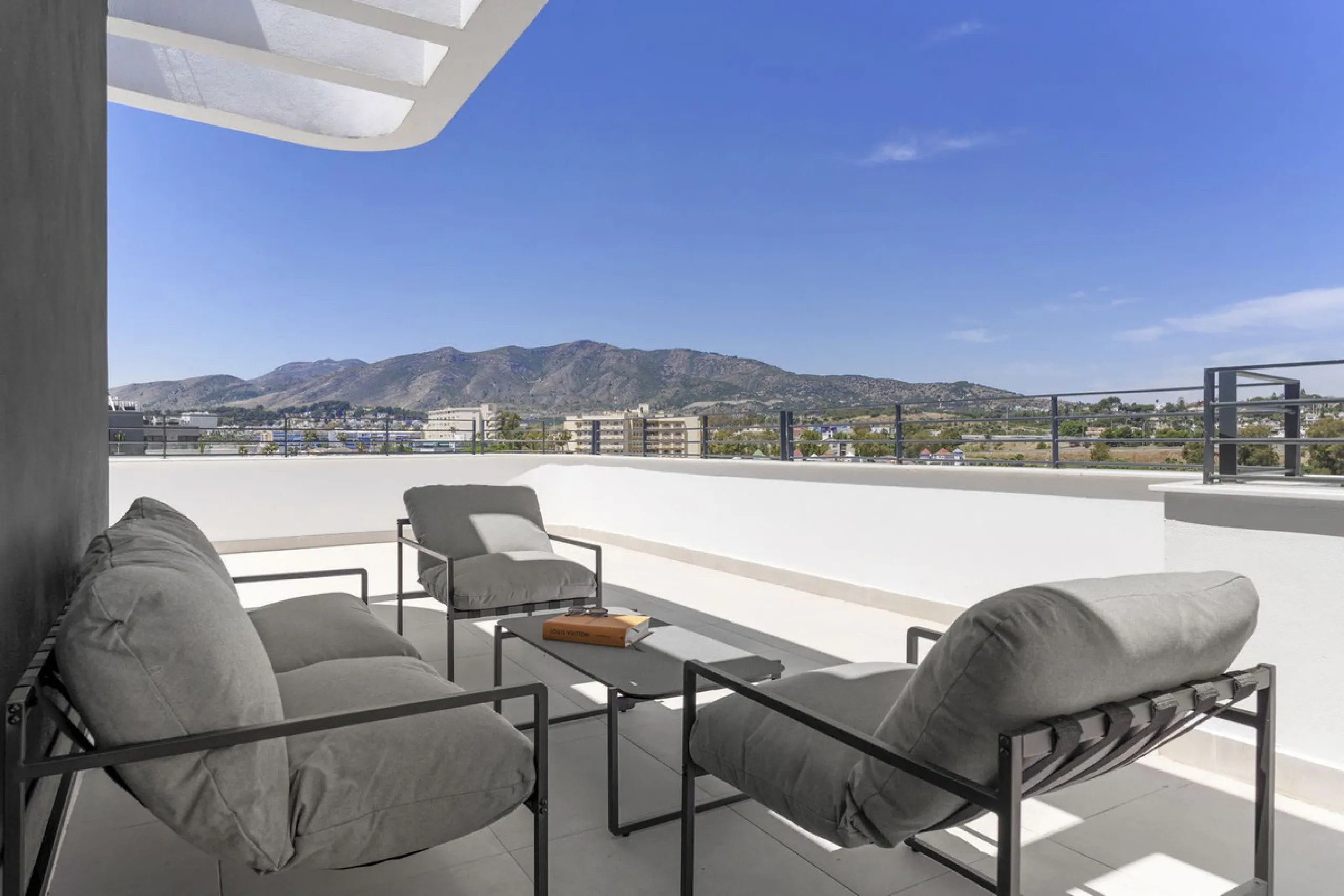 Vita offers many reasons to enjoy a perfect stay. The cozy living room, furnished with comfortable seating, a TV, and WiFi, is the ideal place to relax after a day full of adventures.