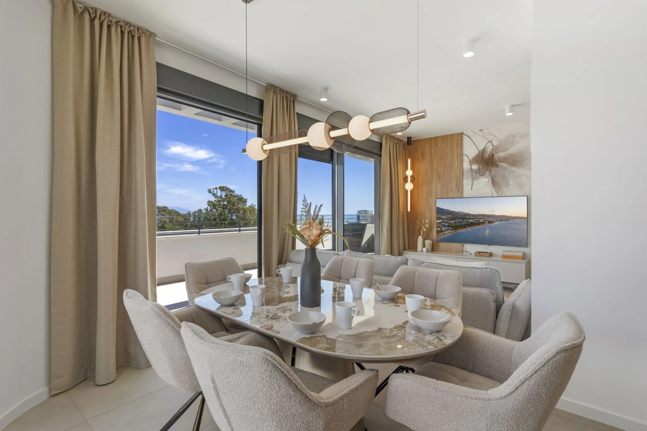 Vita offers many reasons to enjoy a perfect stay. The cozy living room, furnished with comfortable seating, a TV, and WiFi, is the ideal place to relax after a day full of adventures.
