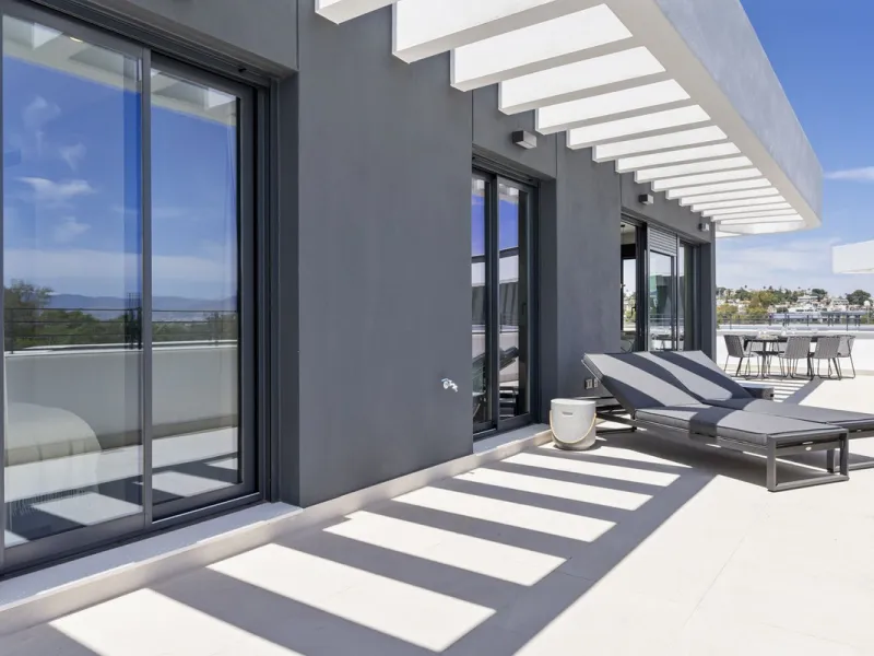 Vita offers many reasons to enjoy a perfect stay. The cozy living room, furnished with comfortable seating, a TV, and WiFi, is the ideal place to relax after a day full of adventures.
